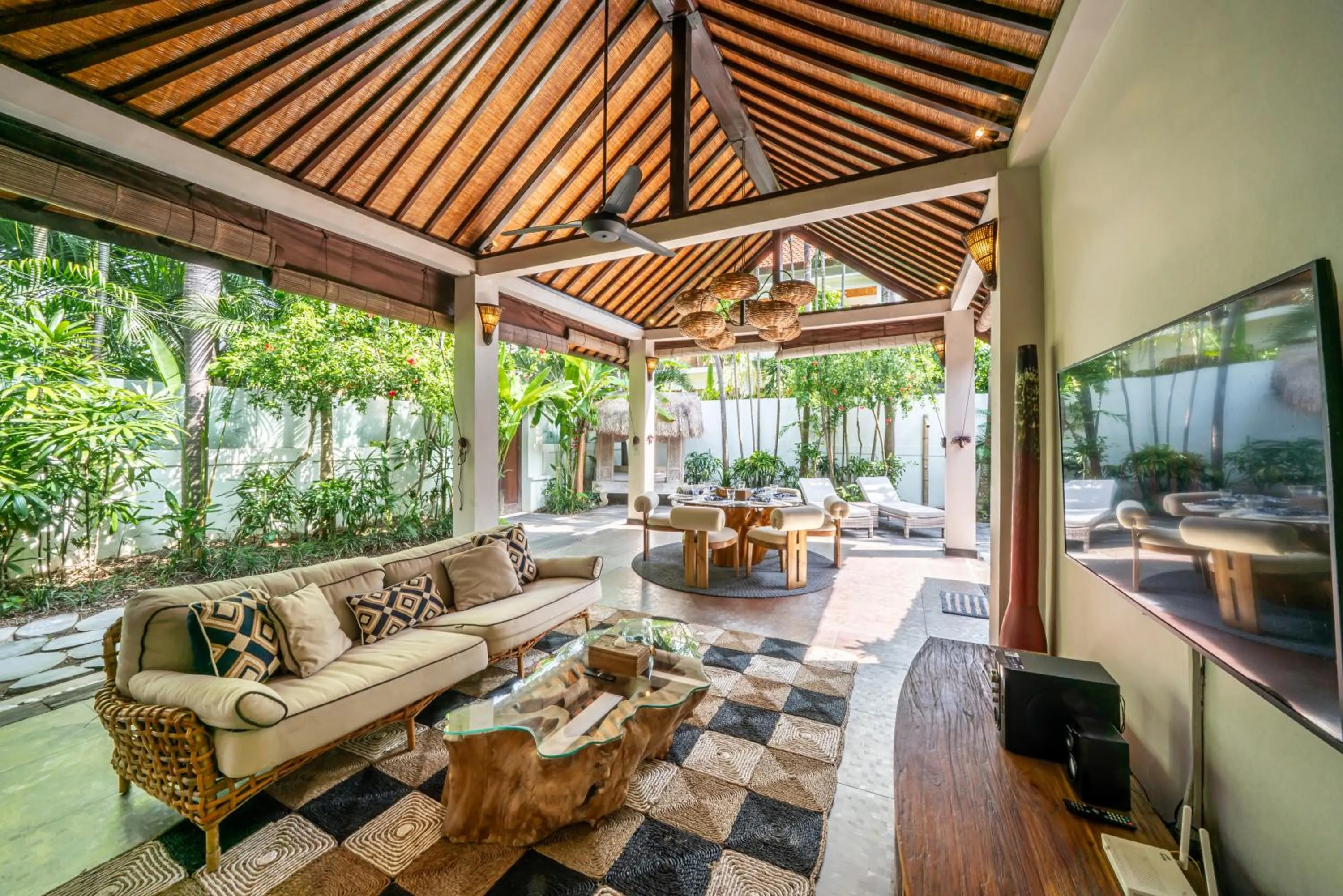 TV and multimedia in Villa Koala, 2Br Close to W, Potato Head and Shi Shi