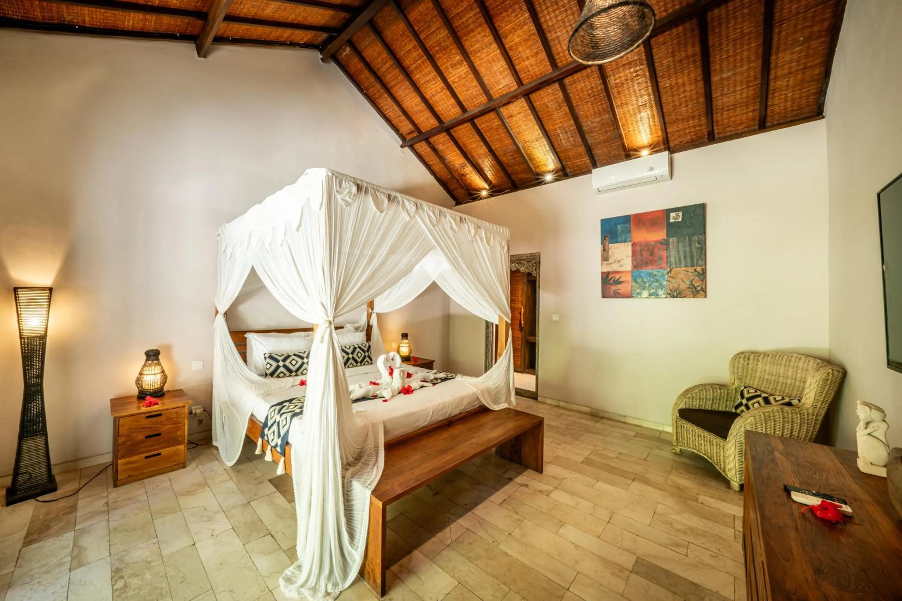 Bed in Villa Koala, 2Br Close to W, Potato Head and Shi Shi