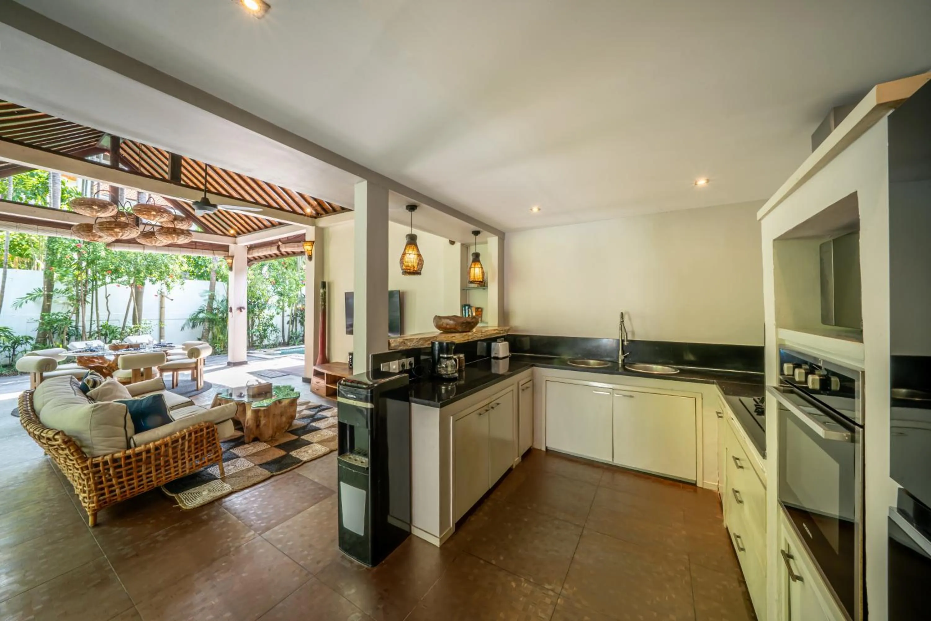 Kitchen or kitchenette in Villa Koala, 2Br Close to W, Potato Head and Shi Shi