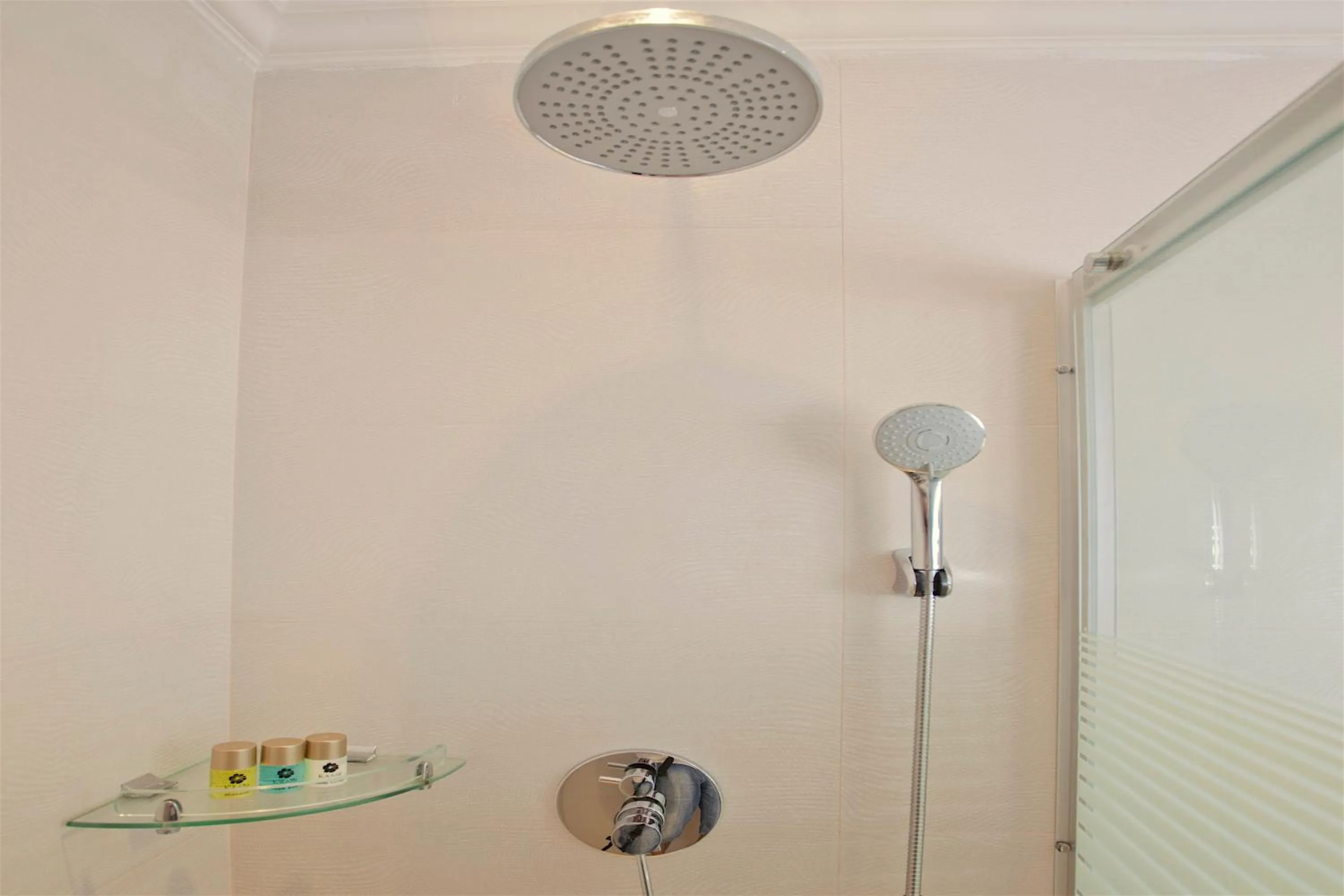 Bathroom in Kaani Beach Hotel