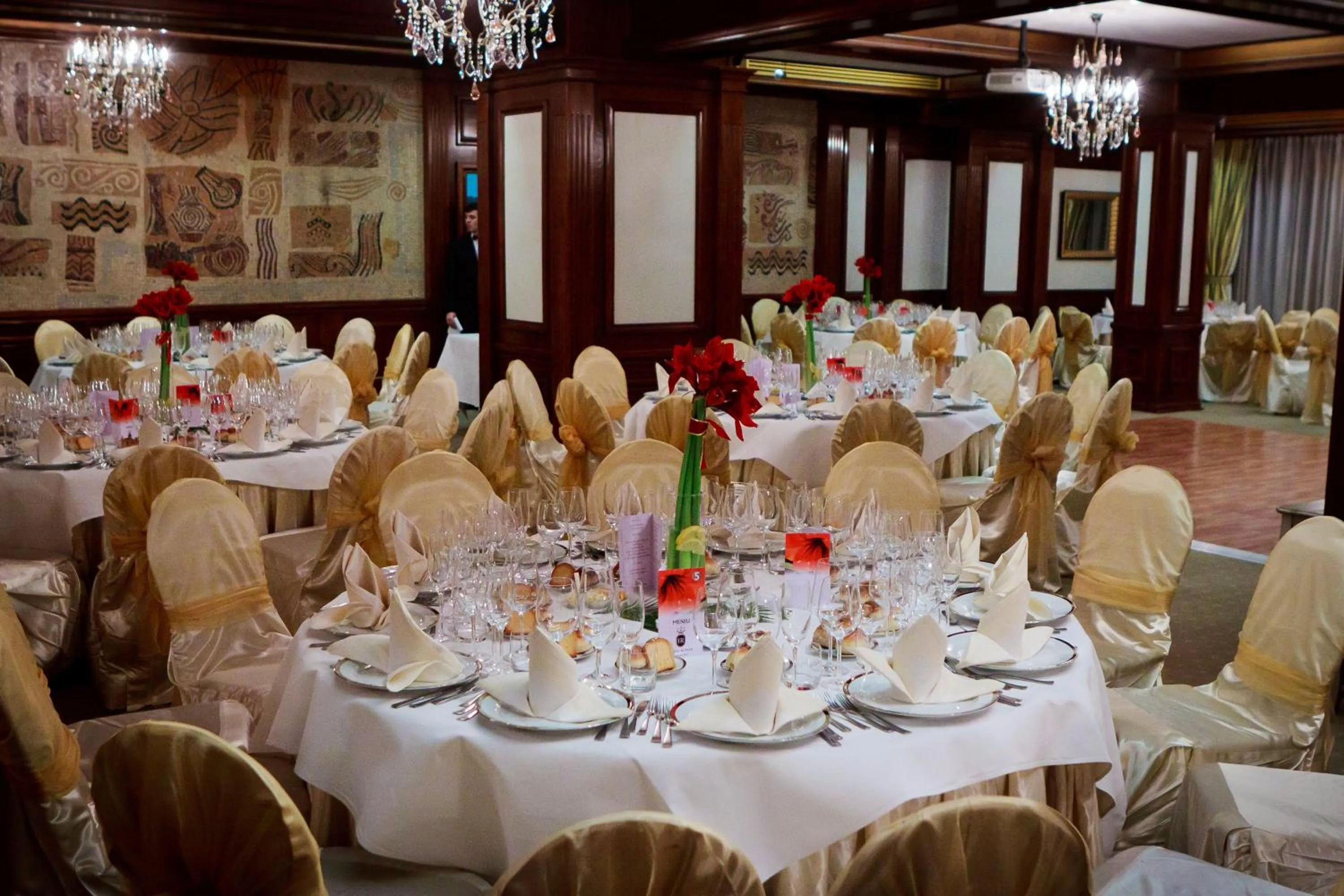 Restaurant/places to eat in Hotel Roman by Dumbrava Business Resort