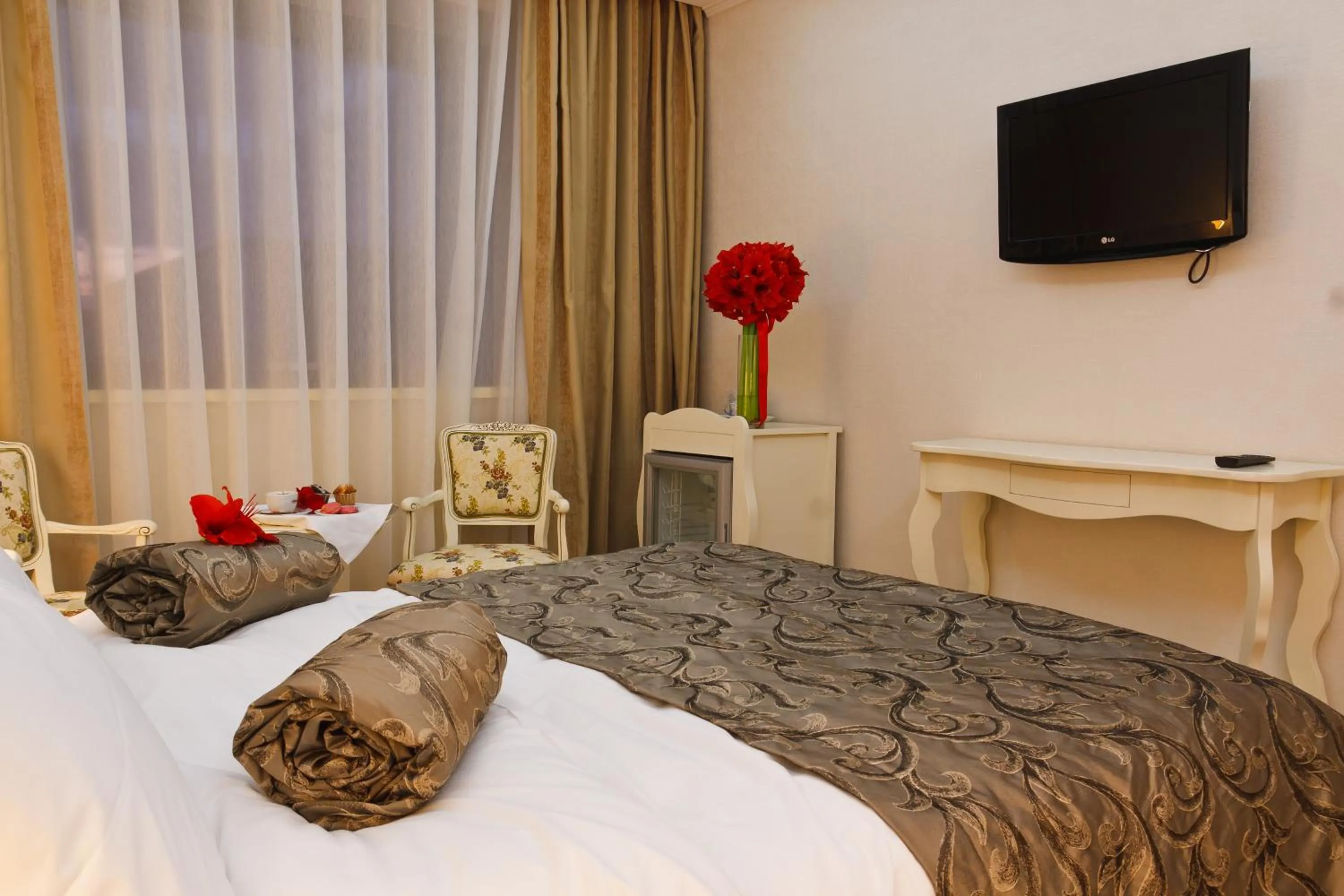 Photo of the whole room, Bed in Hotel Roman by Dumbrava Business Resort