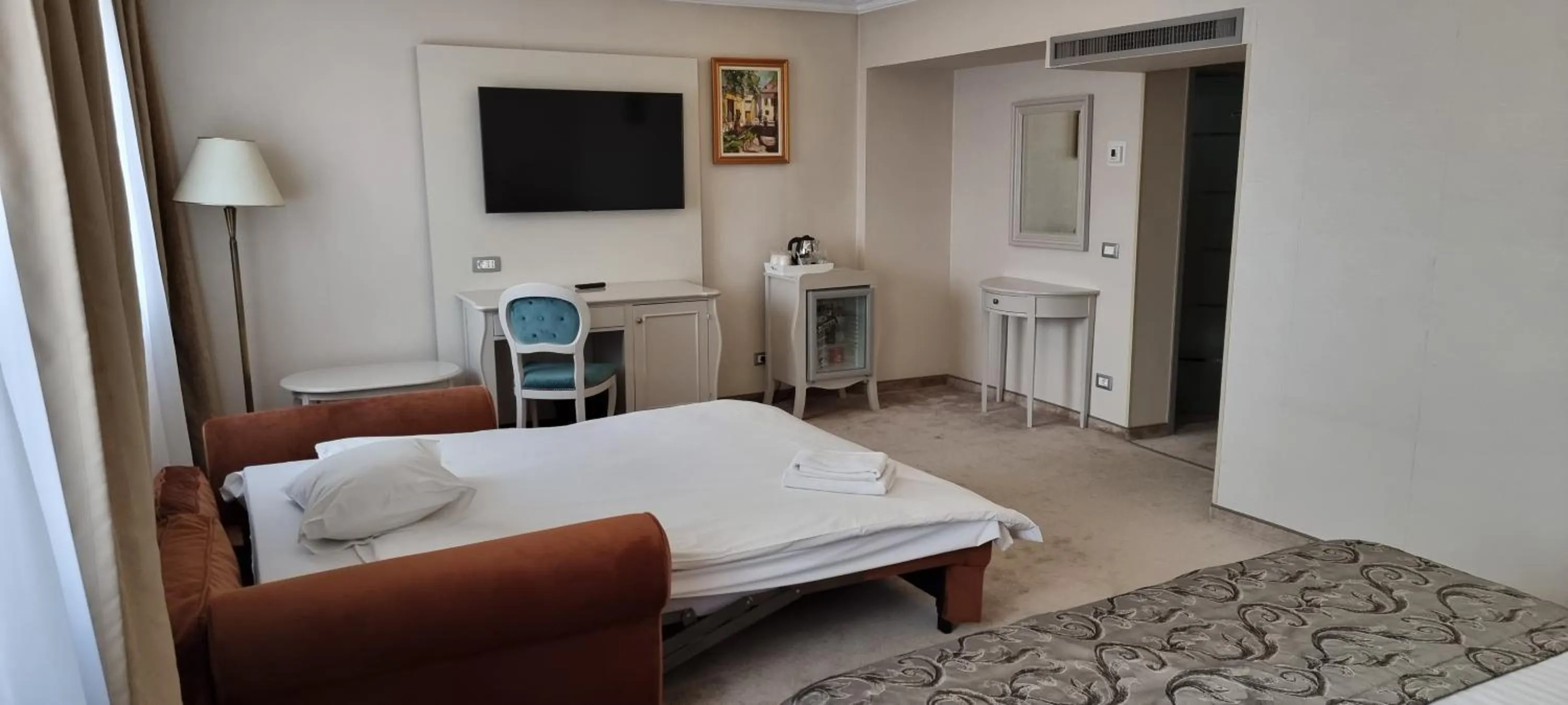 Living room, Bed in Hotel Roman by Dumbrava Business Resort