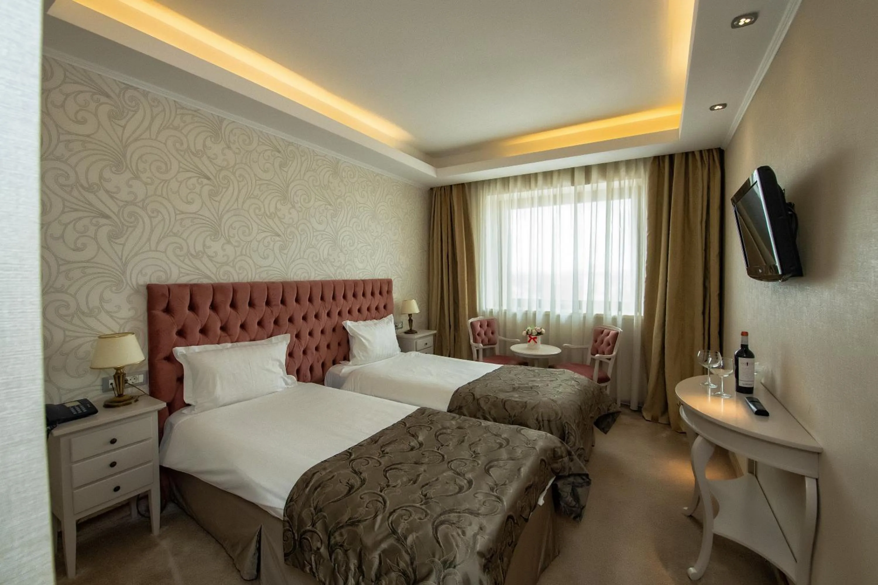 Bedroom, Bed in Hotel Roman by Dumbrava Business Resort