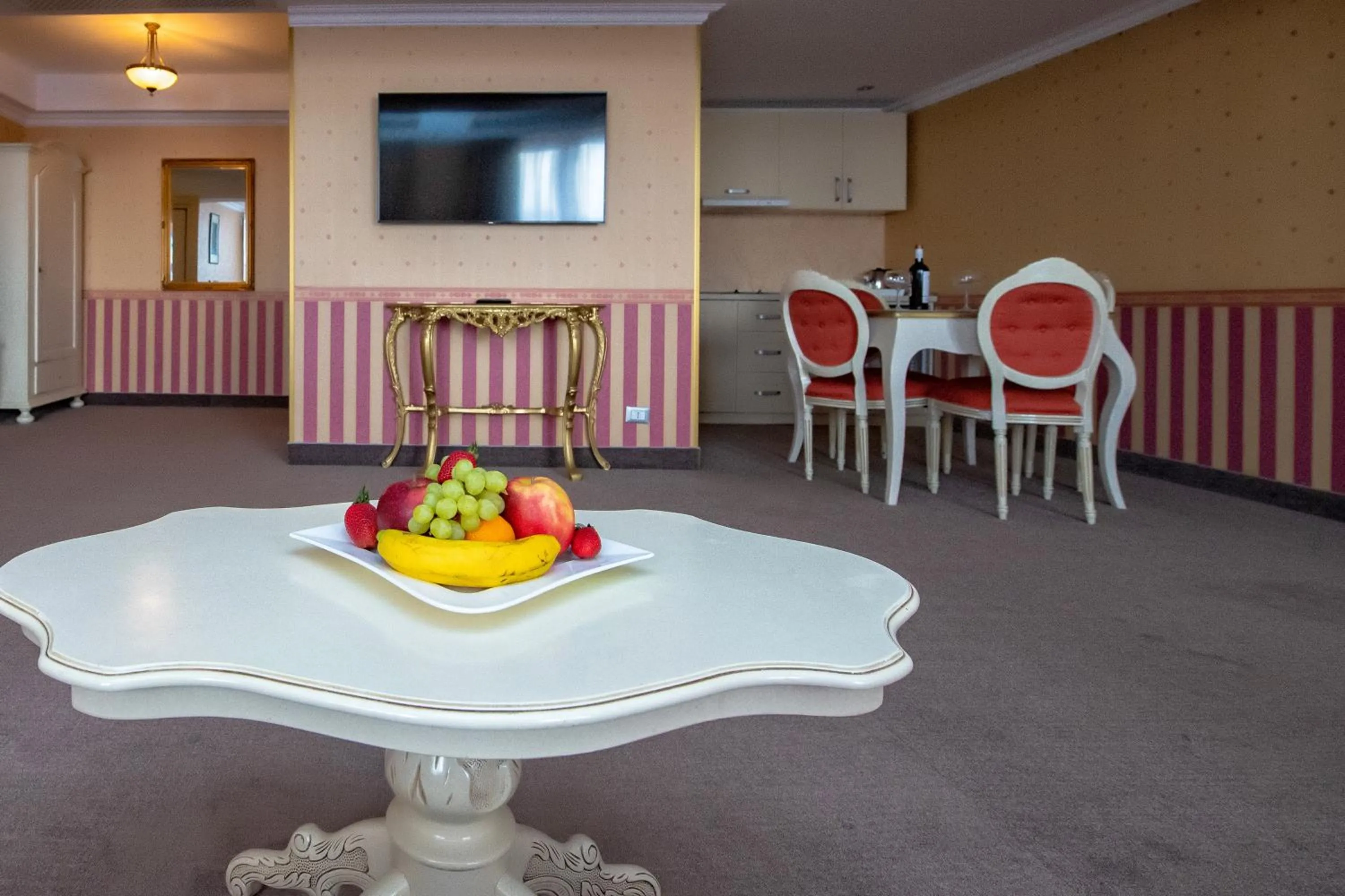 Living room in Hotel Roman by Dumbrava Business Resort