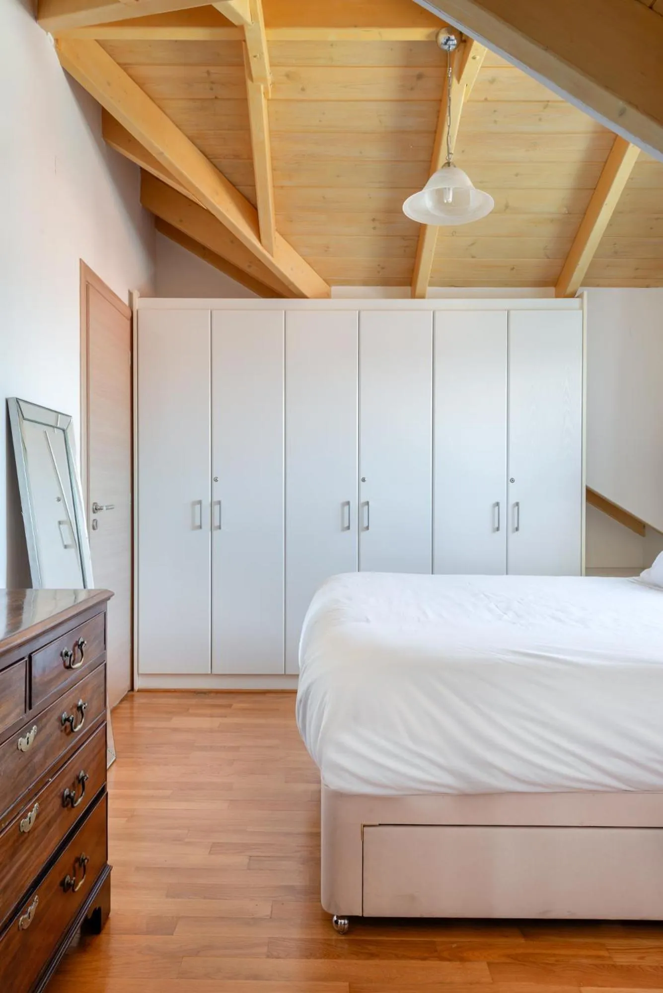 Photo of the whole room, Bed in Elegant Living