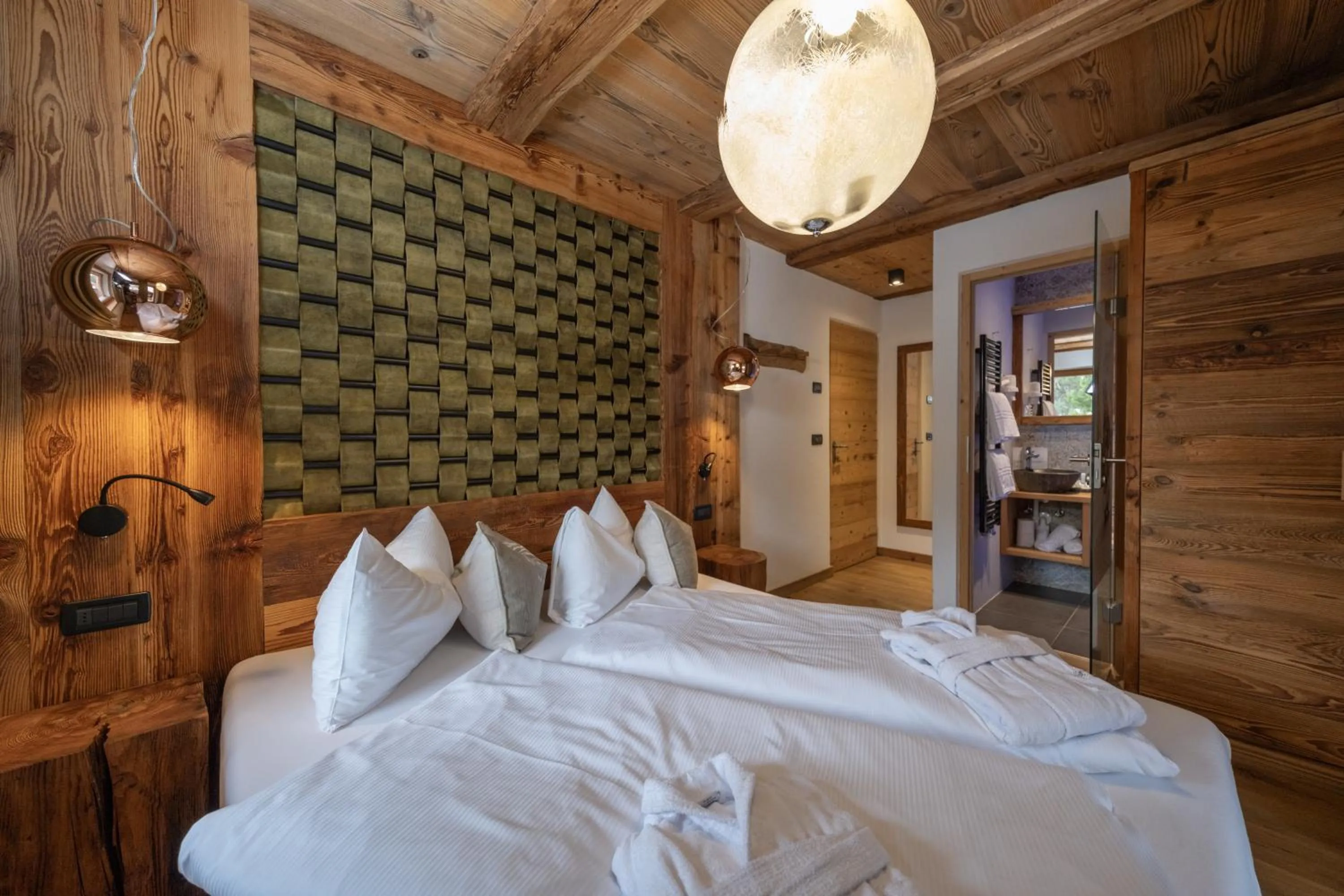 Bathroom, Bed in Alpine Refuge Villa Adler