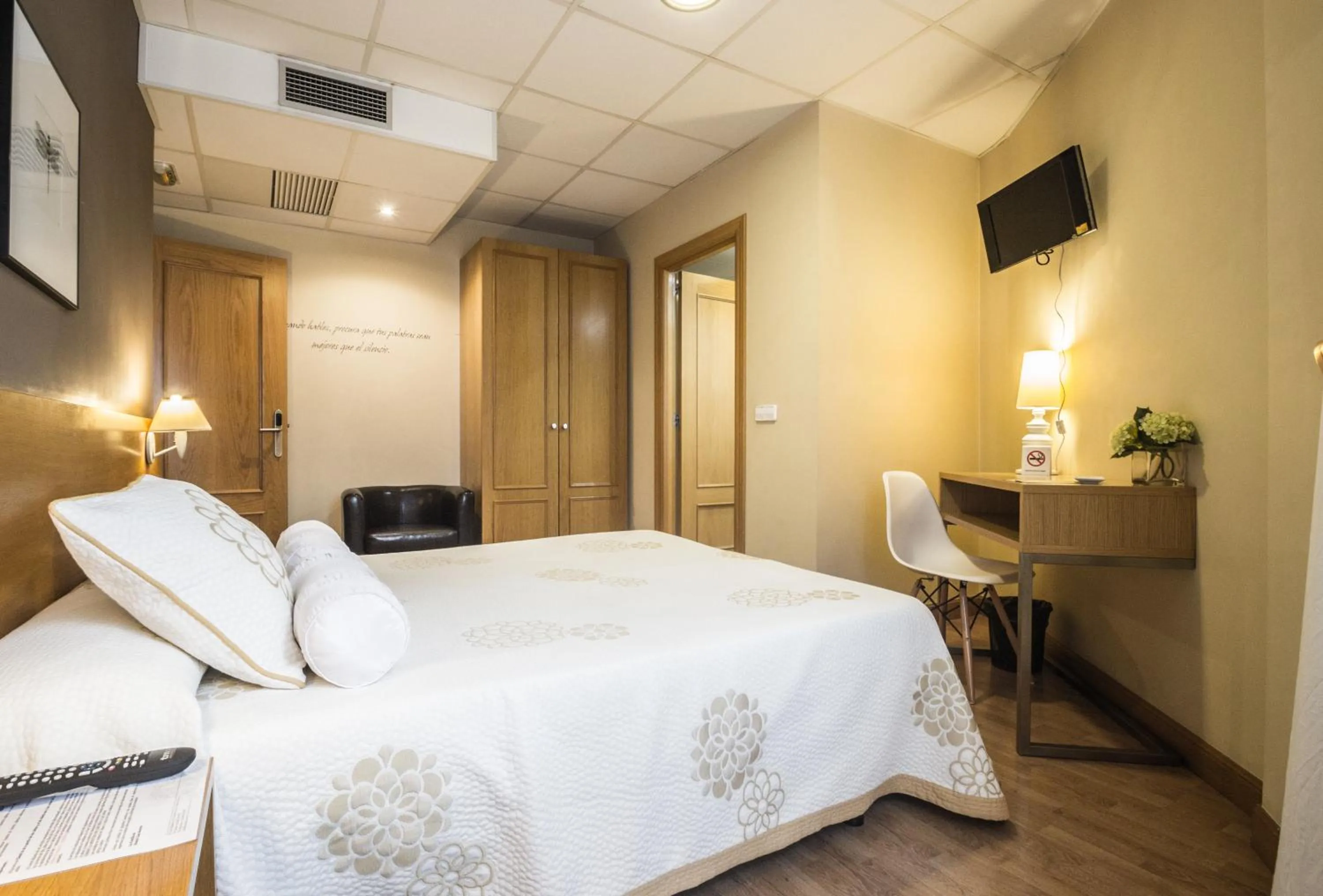 Bedroom, Bed in Hotel Casa Jacinto Pamplona