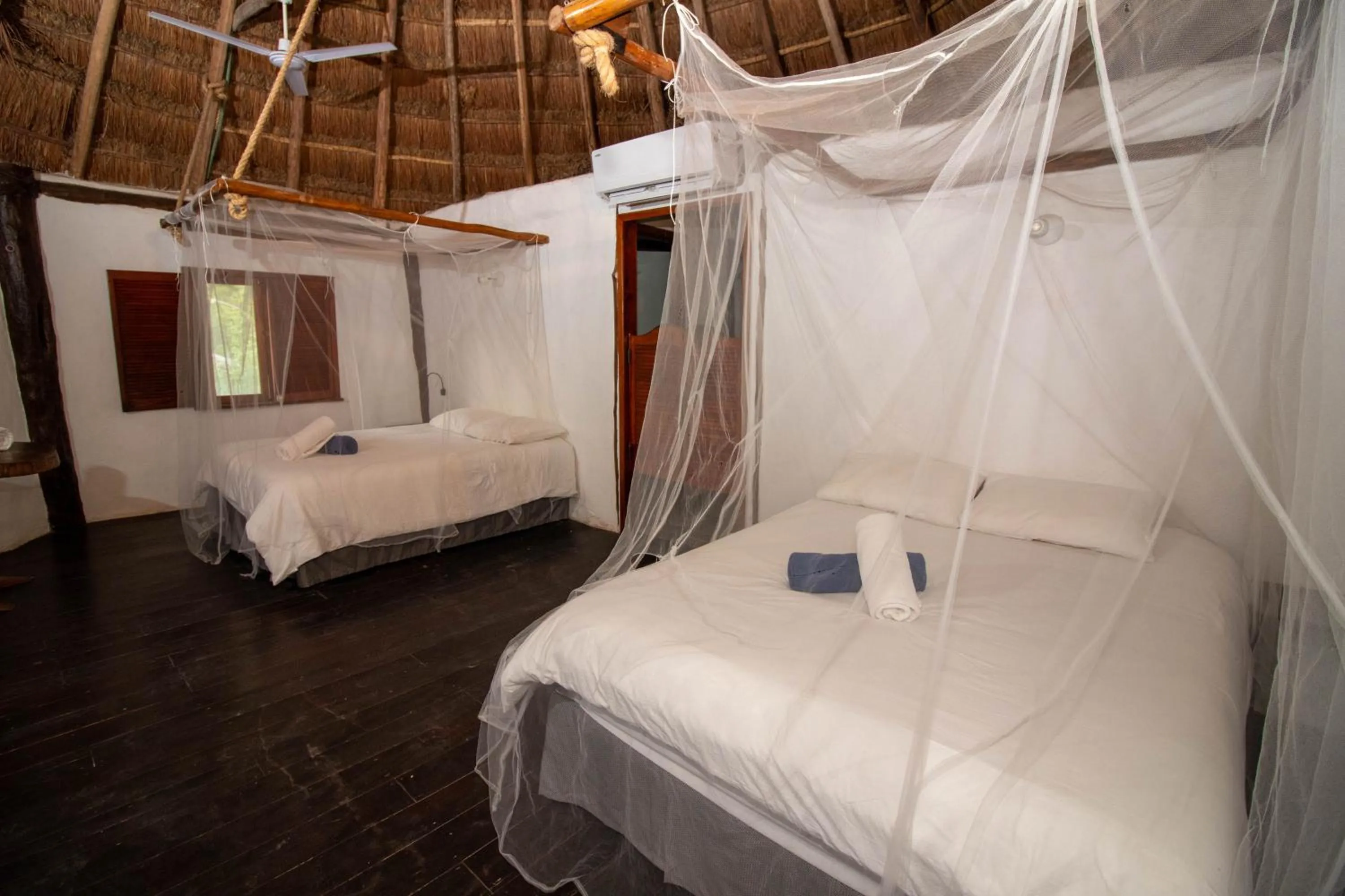 Photo of the whole room, Bed in Blue Holbox