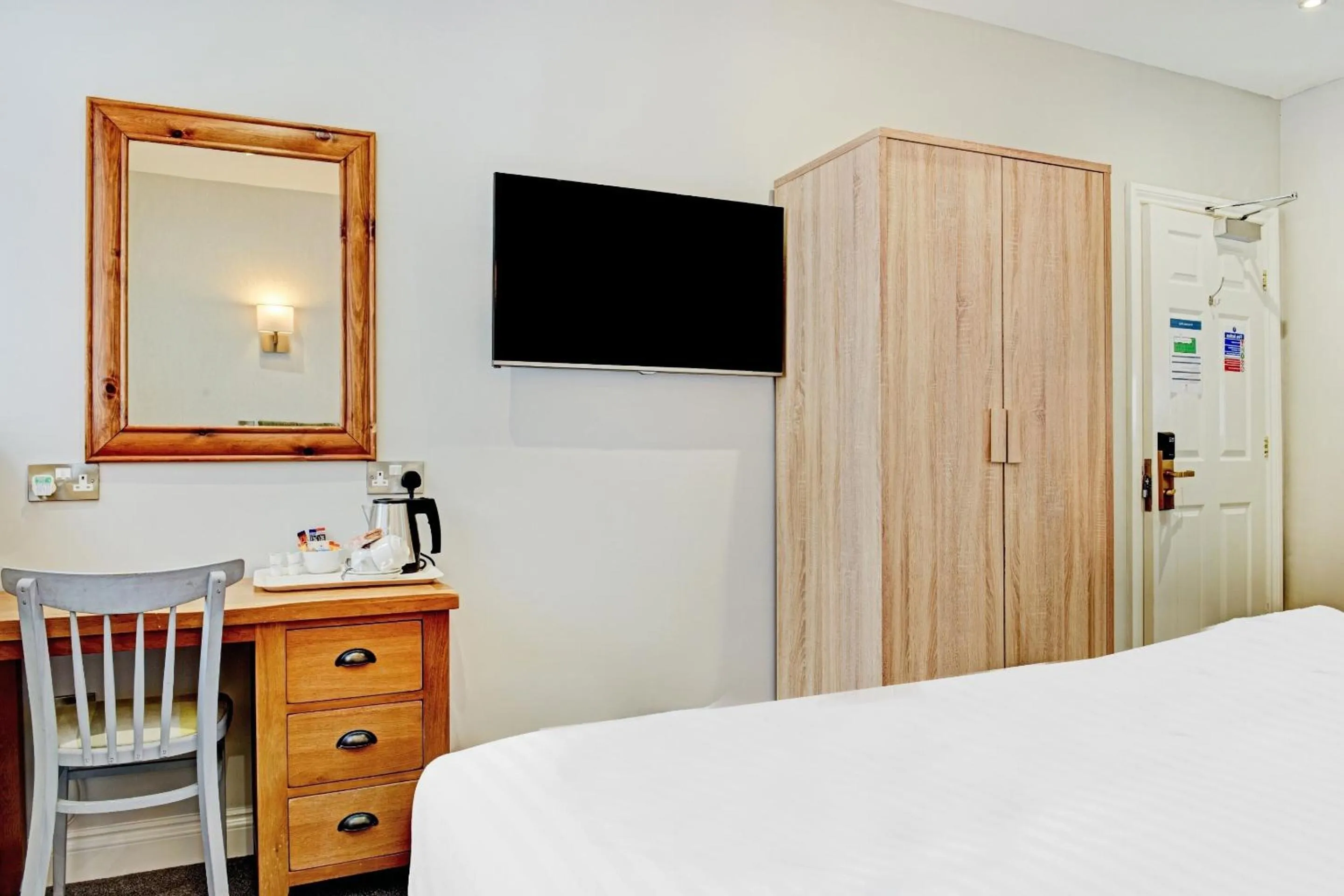 Bedroom, Bed in The Gables Hotel, Birmingham Airport