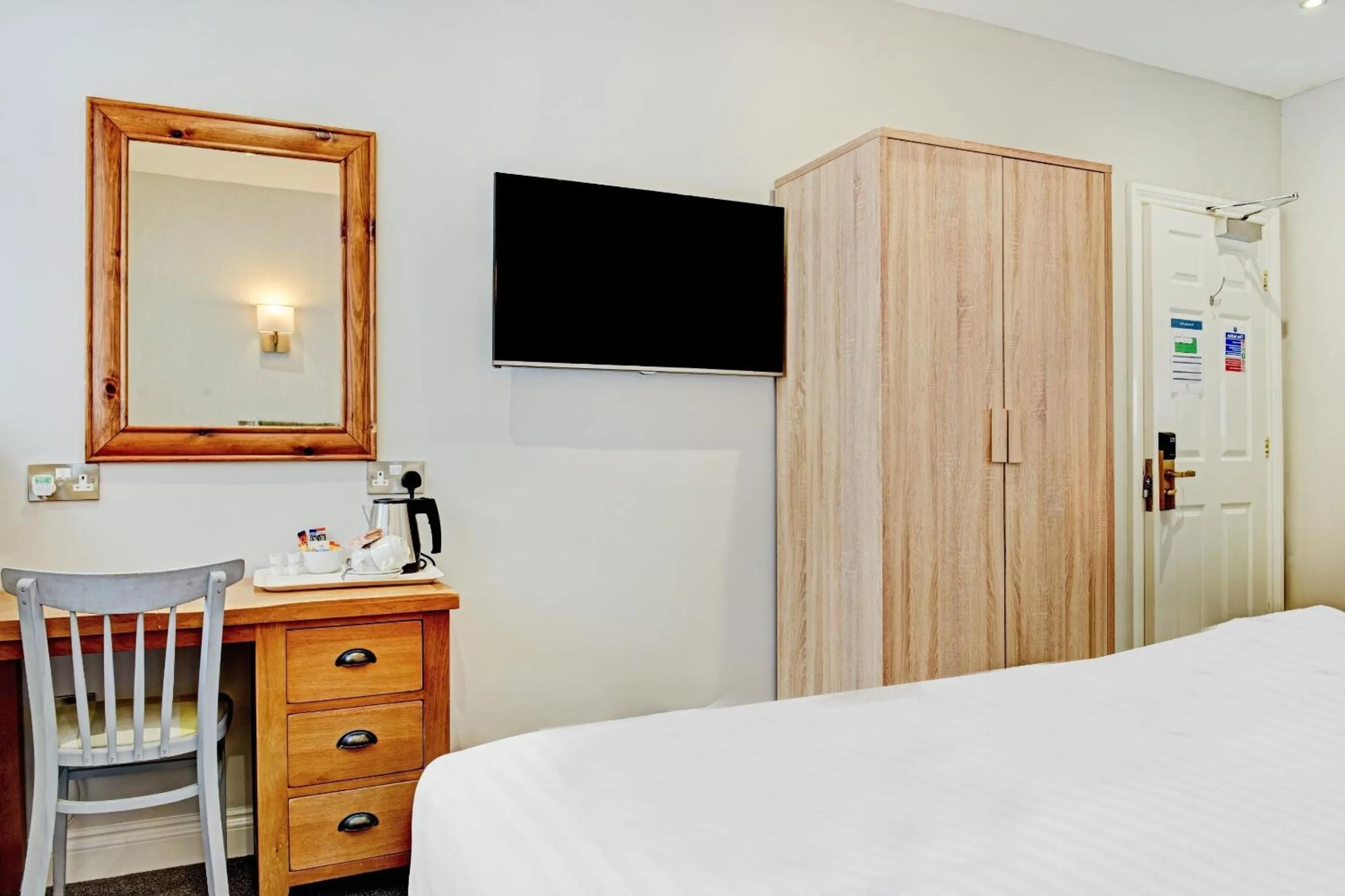 Bedroom, Bed in The Gables Hotel, Birmingham Airport