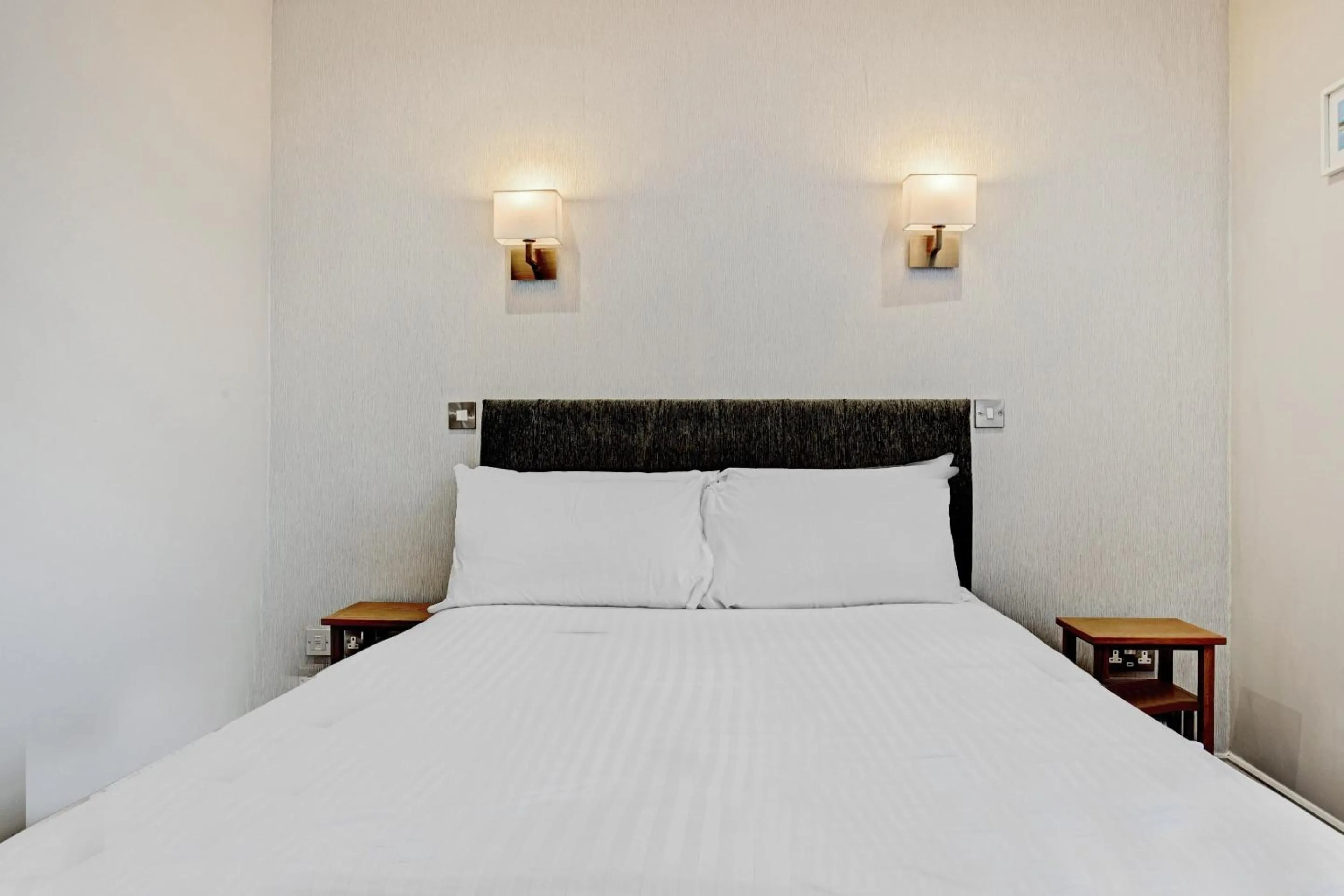 Bedroom, Bed in The Gables Hotel, Birmingham Airport