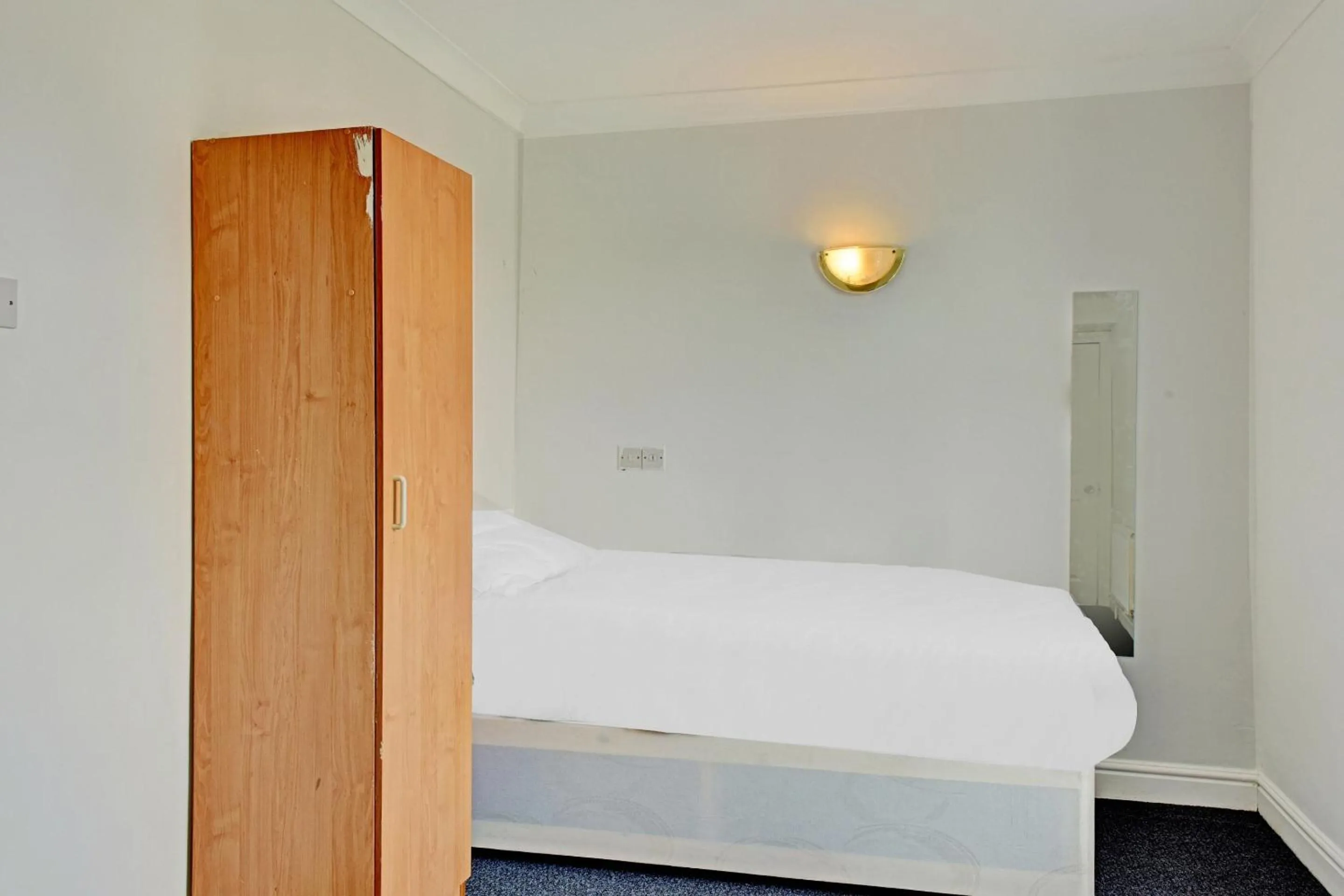 Bedroom, Bed in The Gables Hotel, Birmingham Airport