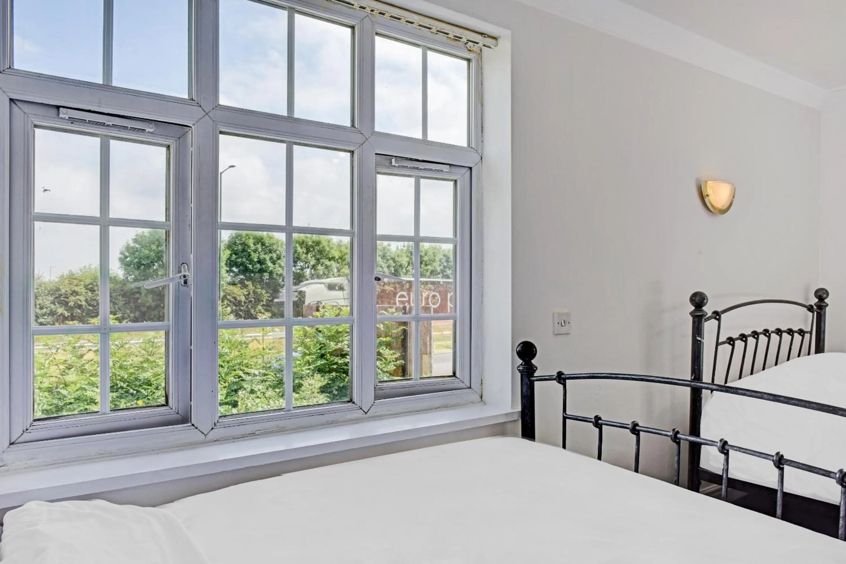 Bedroom, Bed in The Gables Hotel, Birmingham Airport