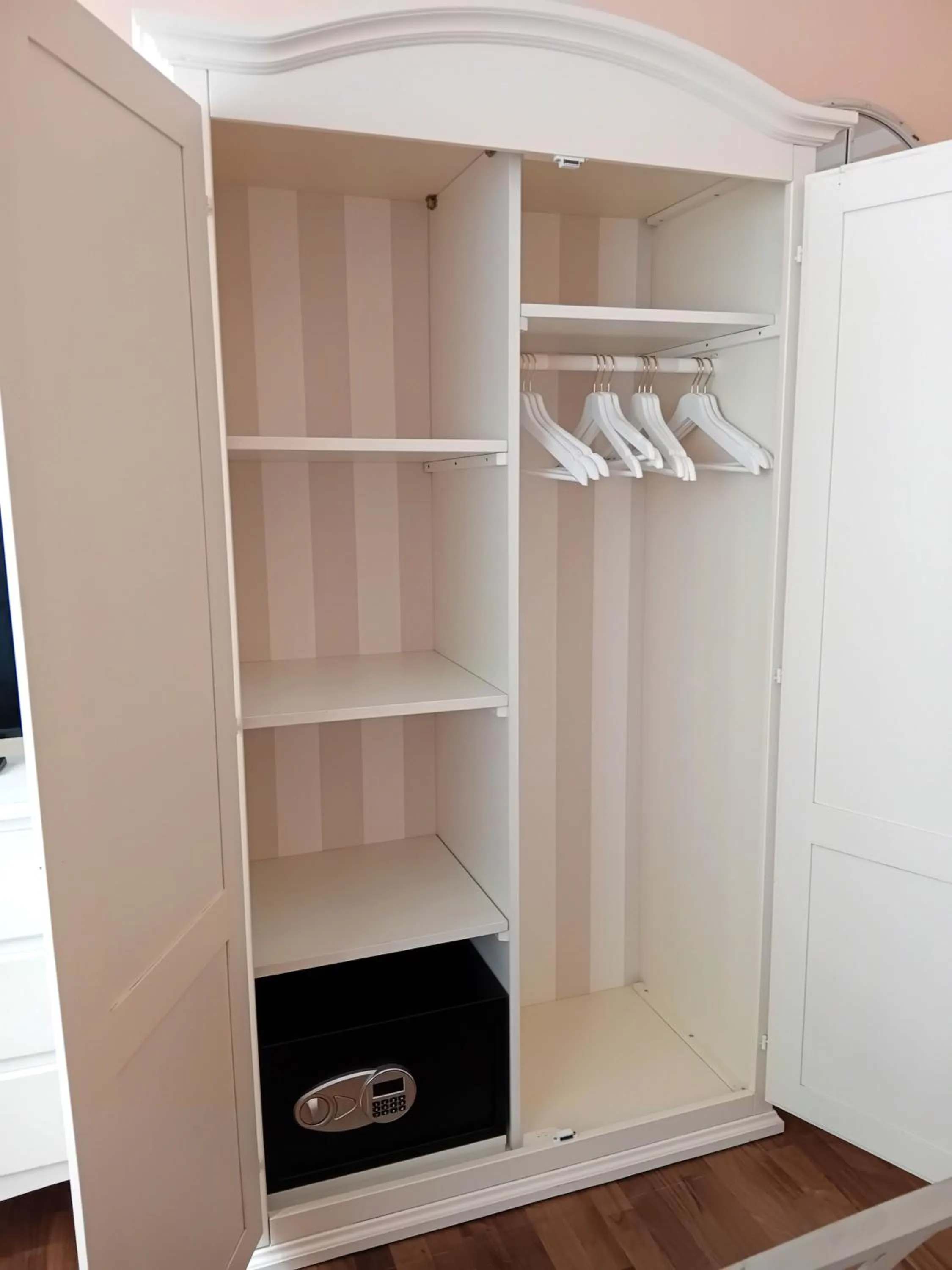 wardrobe in Villa Bruna