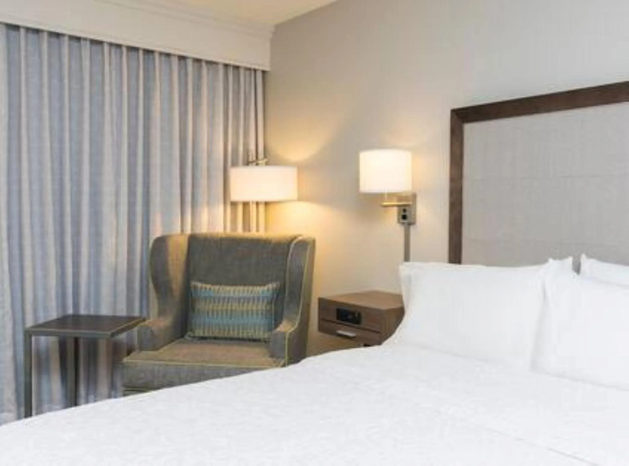 Seating area, Bed in Hampton Inn Milwaukee Northwest