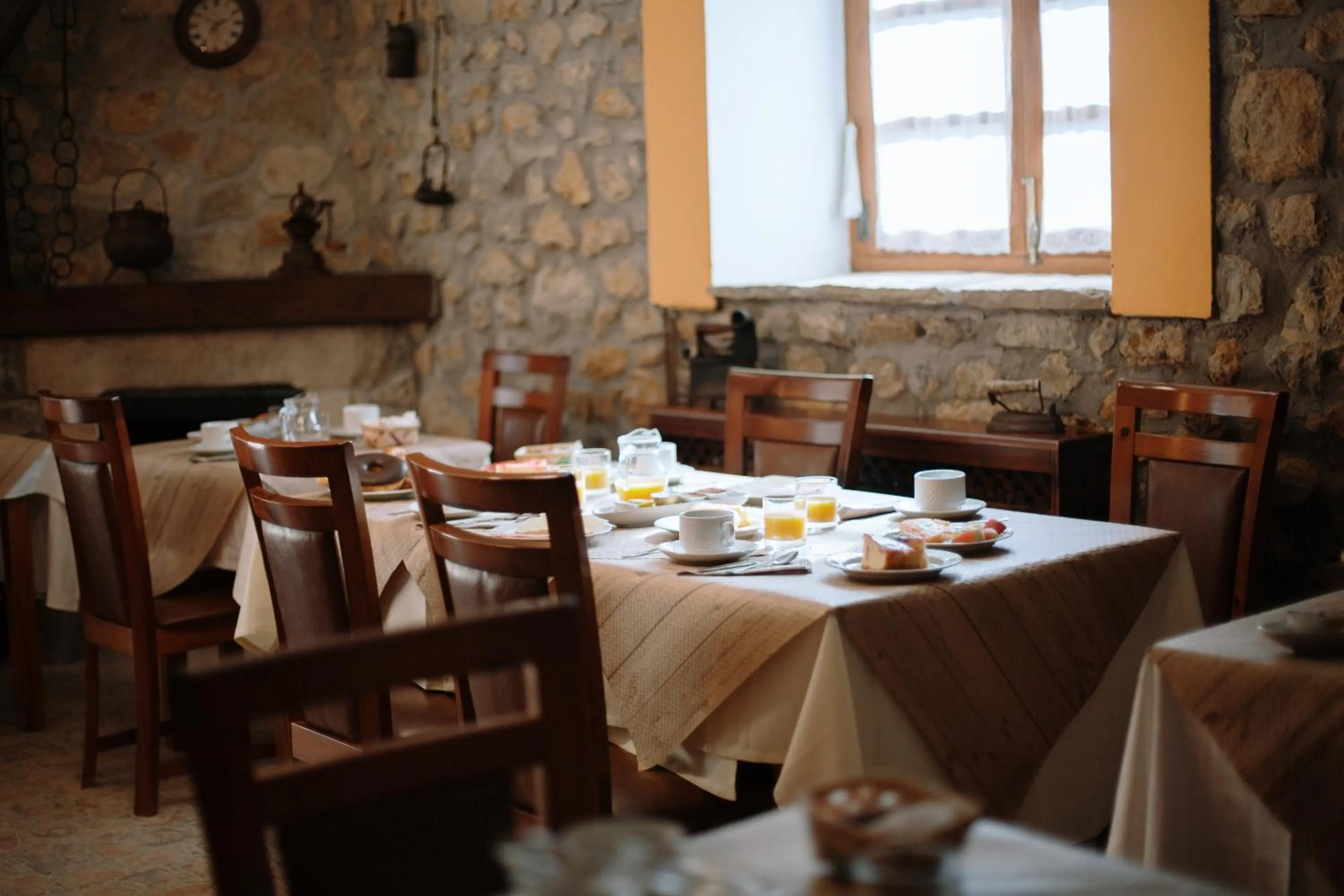 Restaurant/places to eat in La Casona de Cardes