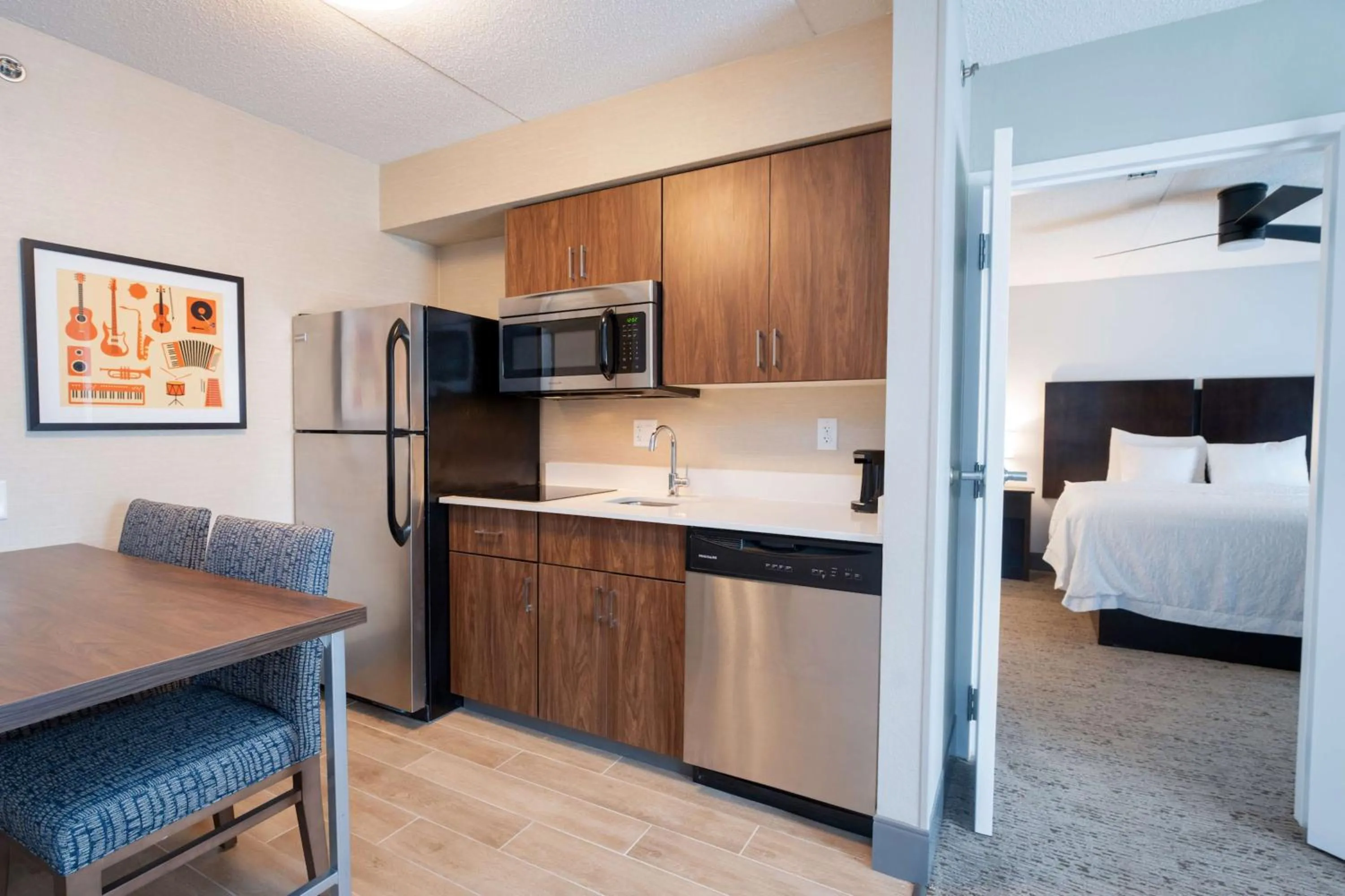 Kitchen or kitchenette, Bed in Hampton Inn & Suites Memphis East Germantown Area