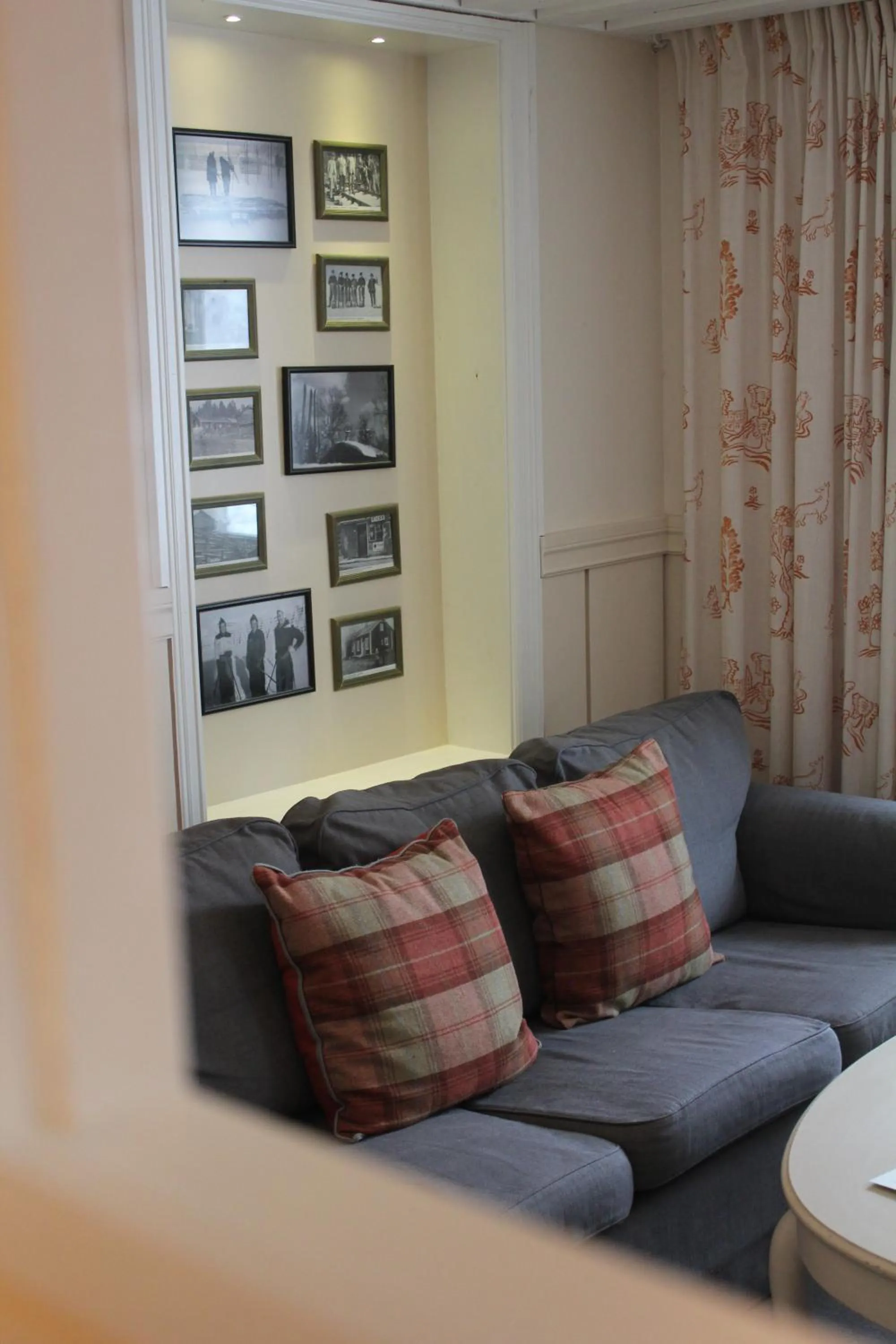 Living room in Olarsgården Hotell