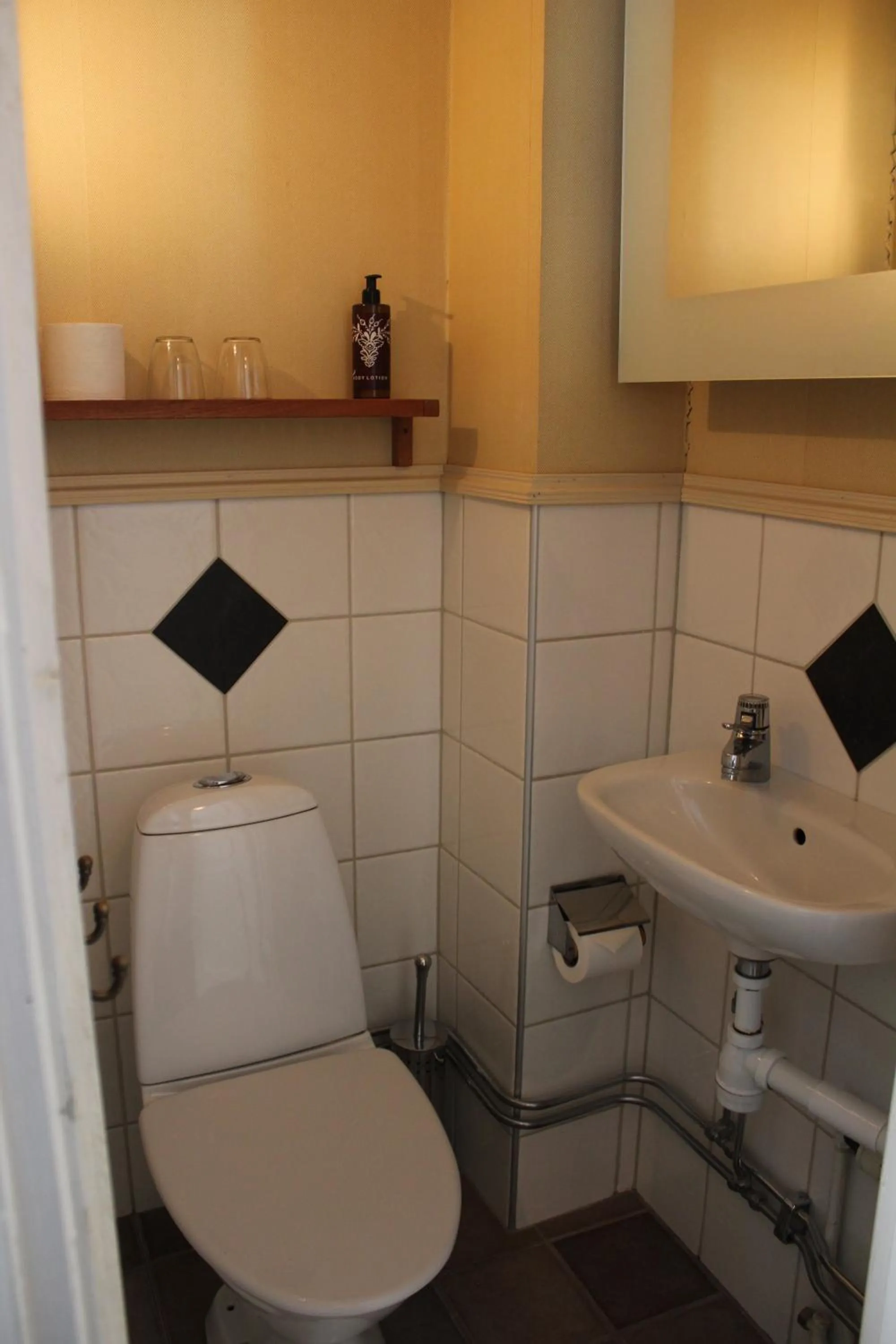 Toilet in Olarsgården Hotell