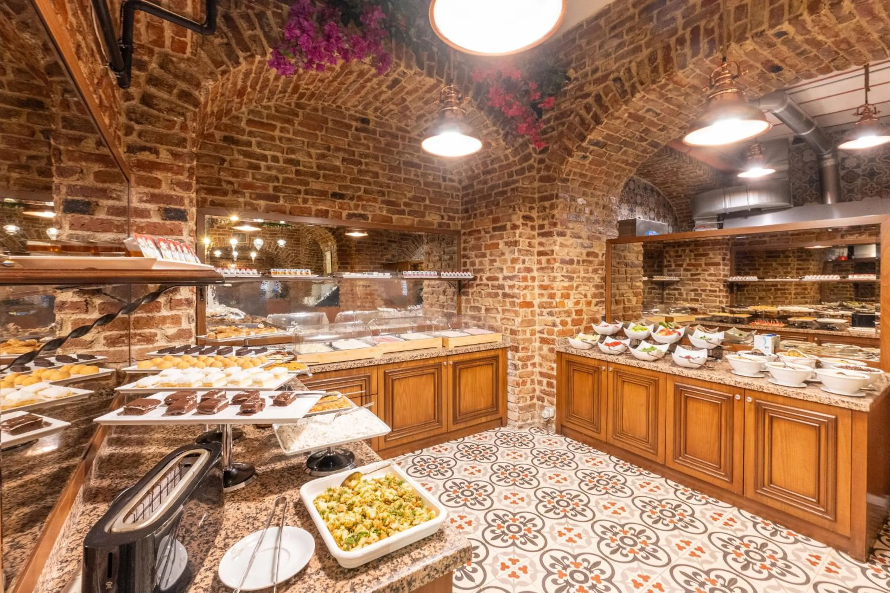 Restaurant/places to eat in Meserret Palace Hotel - Special Category