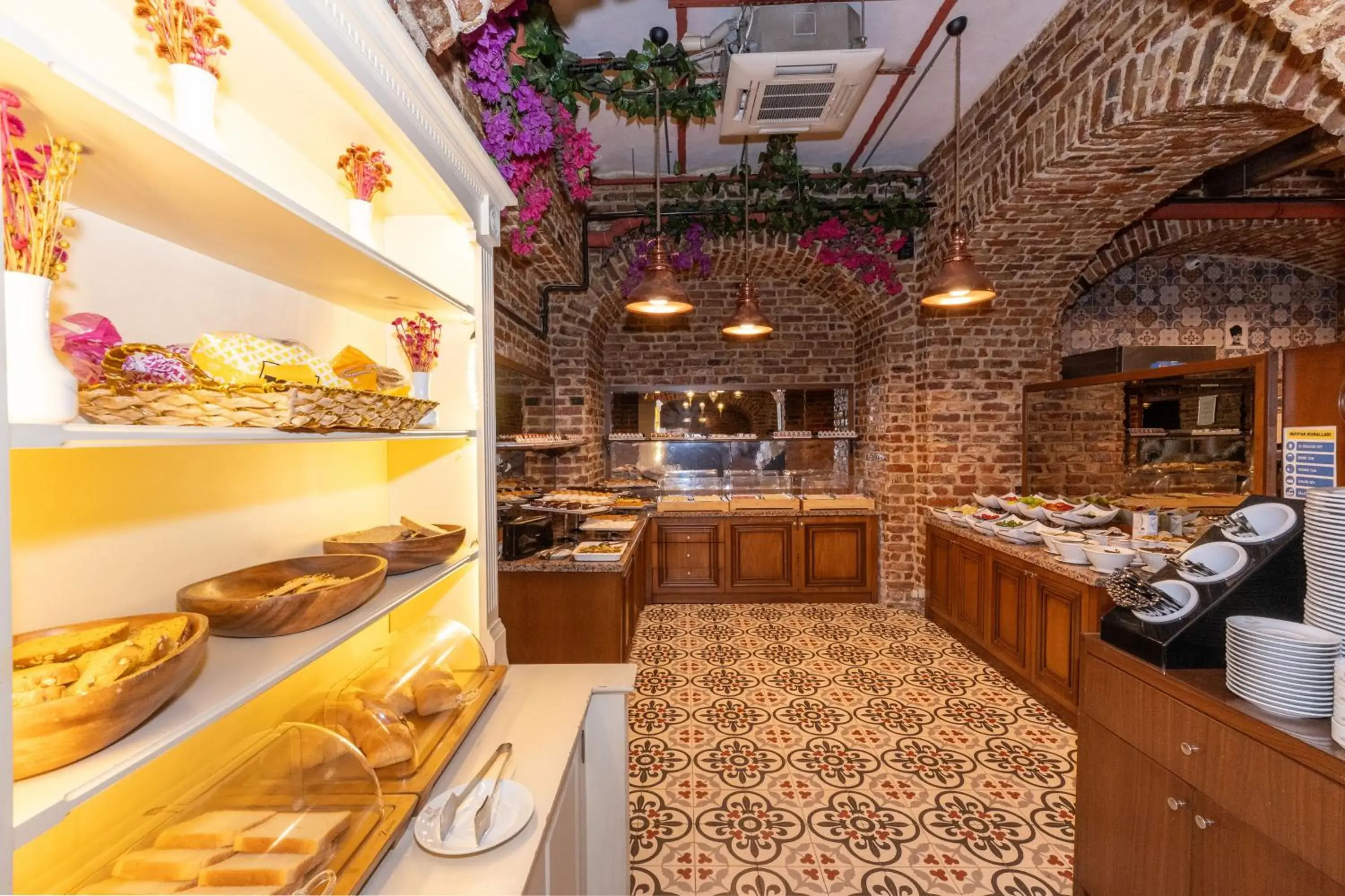 Restaurant/places to eat in Meserret Palace Hotel - Special Category Restaurant/places to eat in Meserret Palace Hotel - Special Category