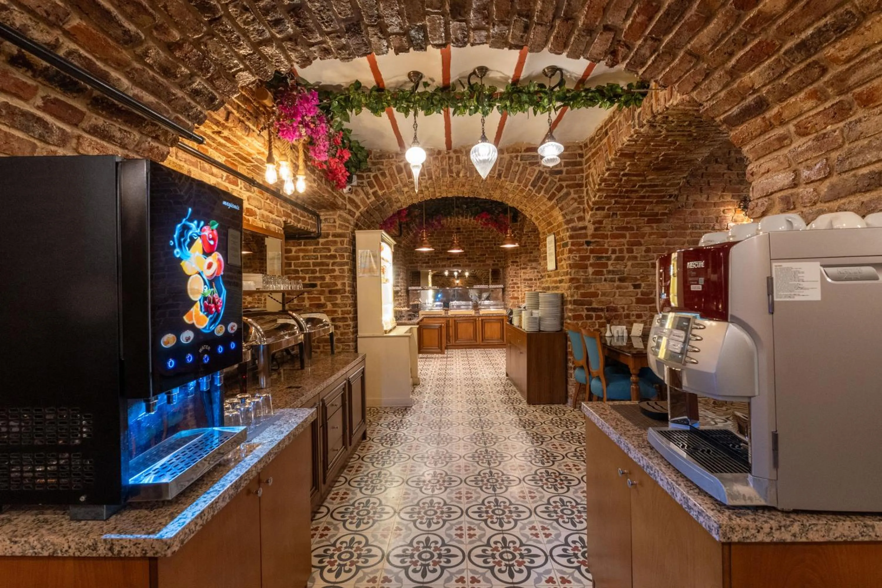 Restaurant/places to eat in Meserret Palace Hotel - Special Category