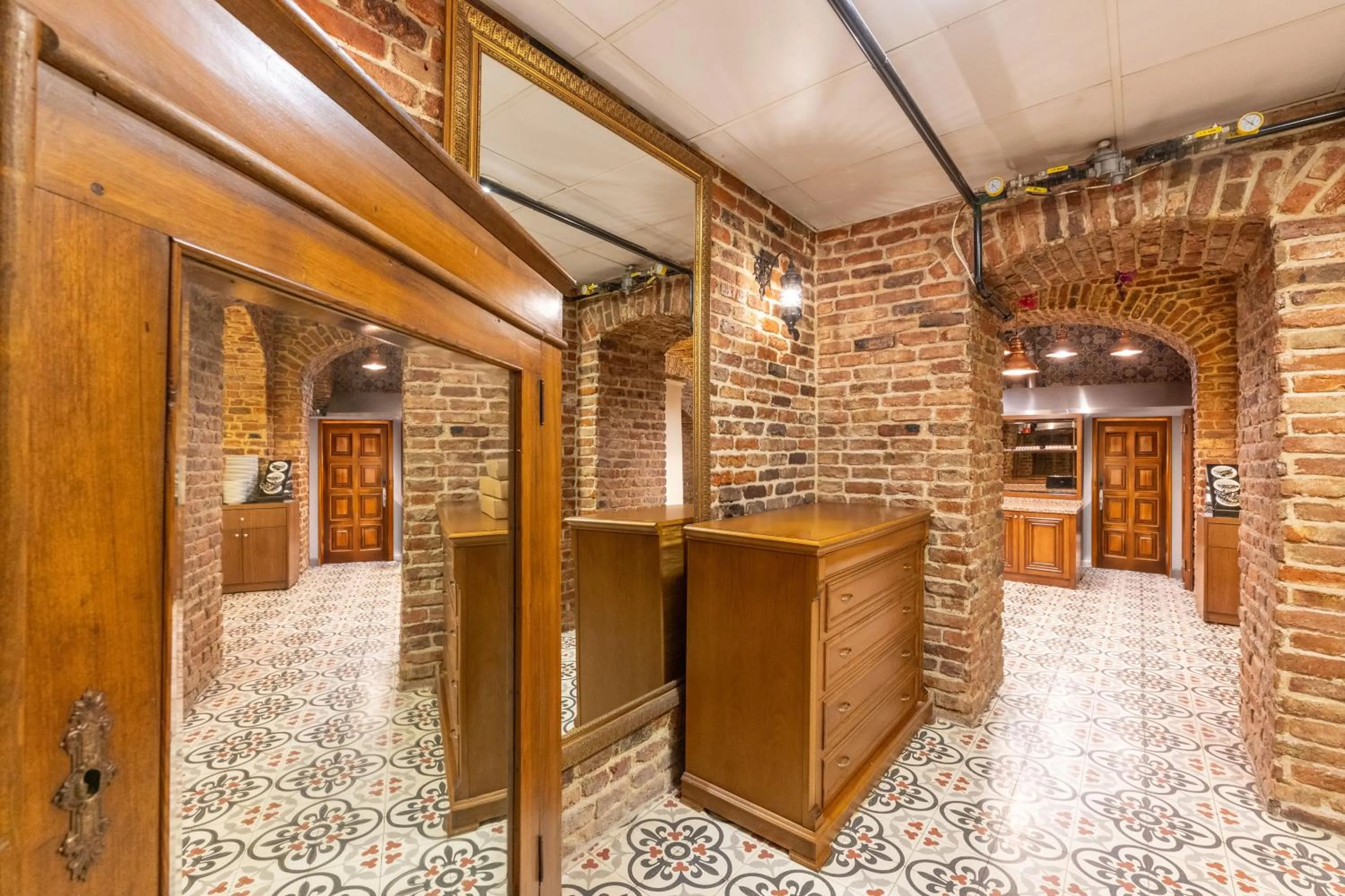 Restaurant/places to eat in Meserret Palace Hotel - Special Category