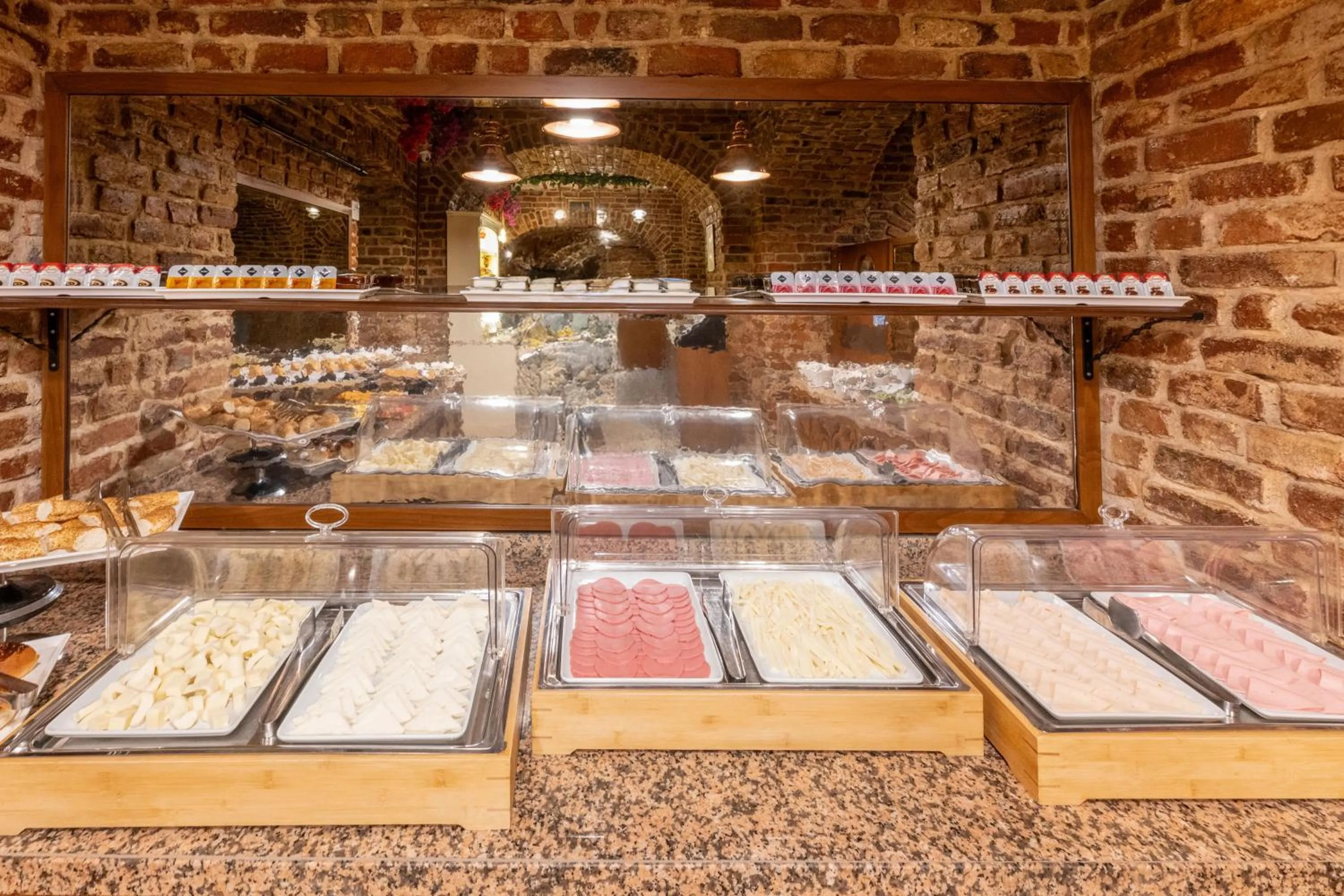 Restaurant/places to eat in Meserret Palace Hotel - Special Category