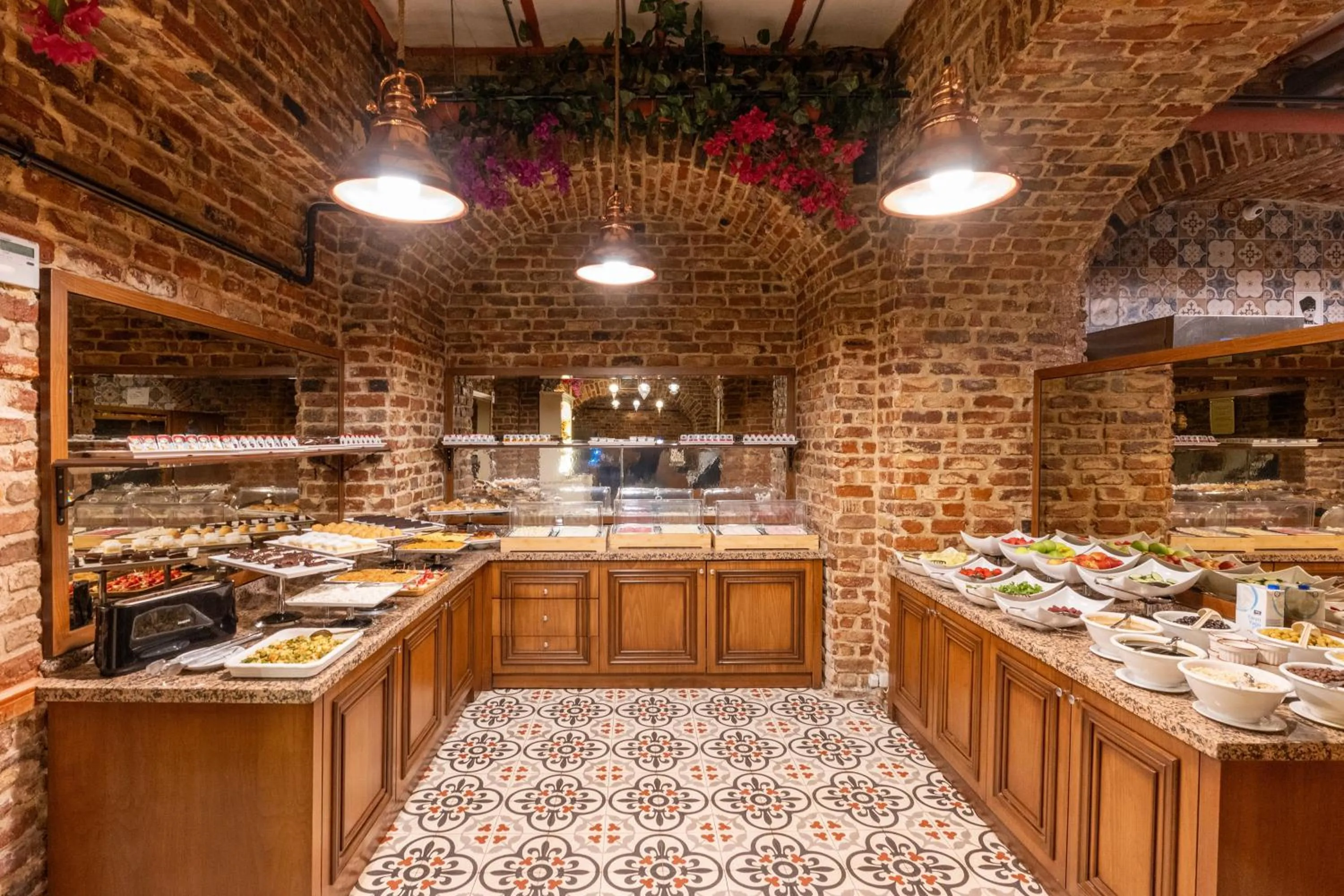 Restaurant/places to eat in Meserret Palace Hotel - Special Category