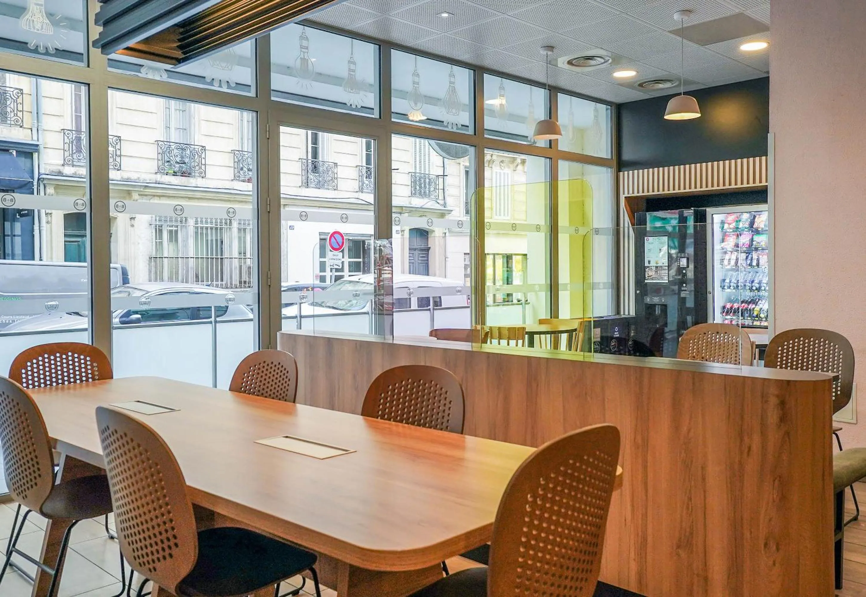Seating area in B&B HOTEL Marseille Centre La Joliette