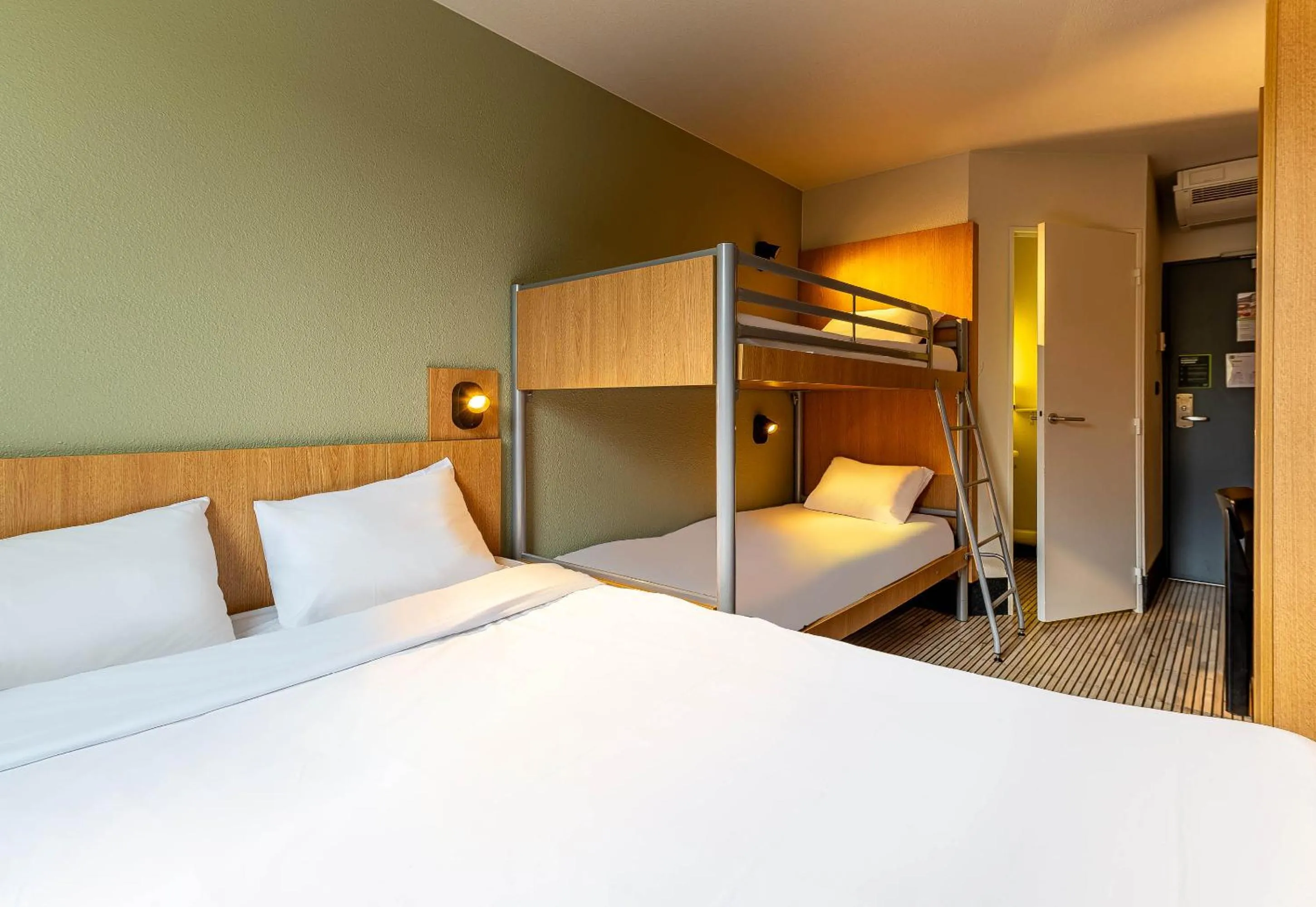 Bedroom, Bed in B&B HOTEL Marne-la-Vallée Bussy-Saint-Georges