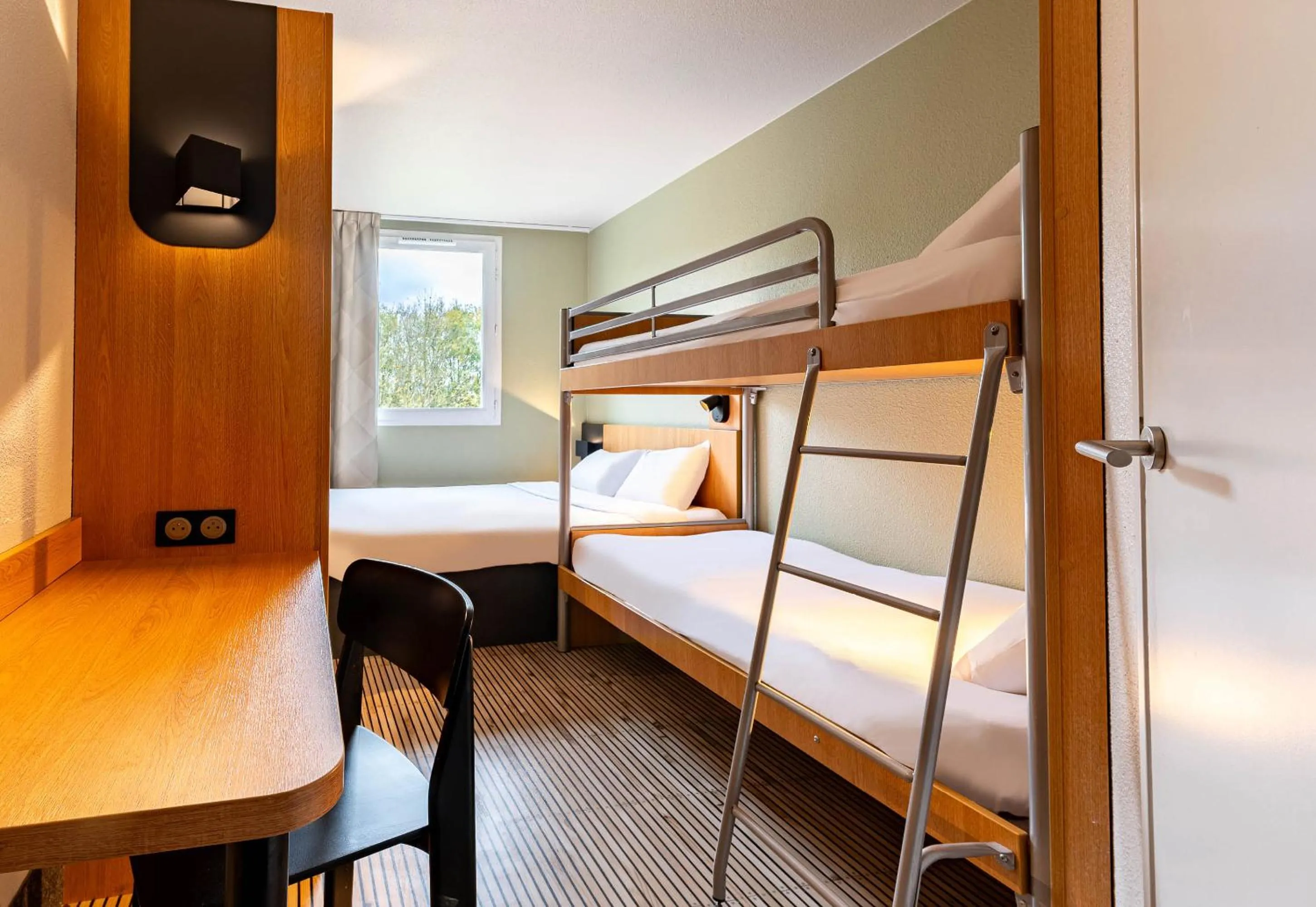 Bed in B&B HOTEL Marne-la-Vallée Bussy-Saint-Georges