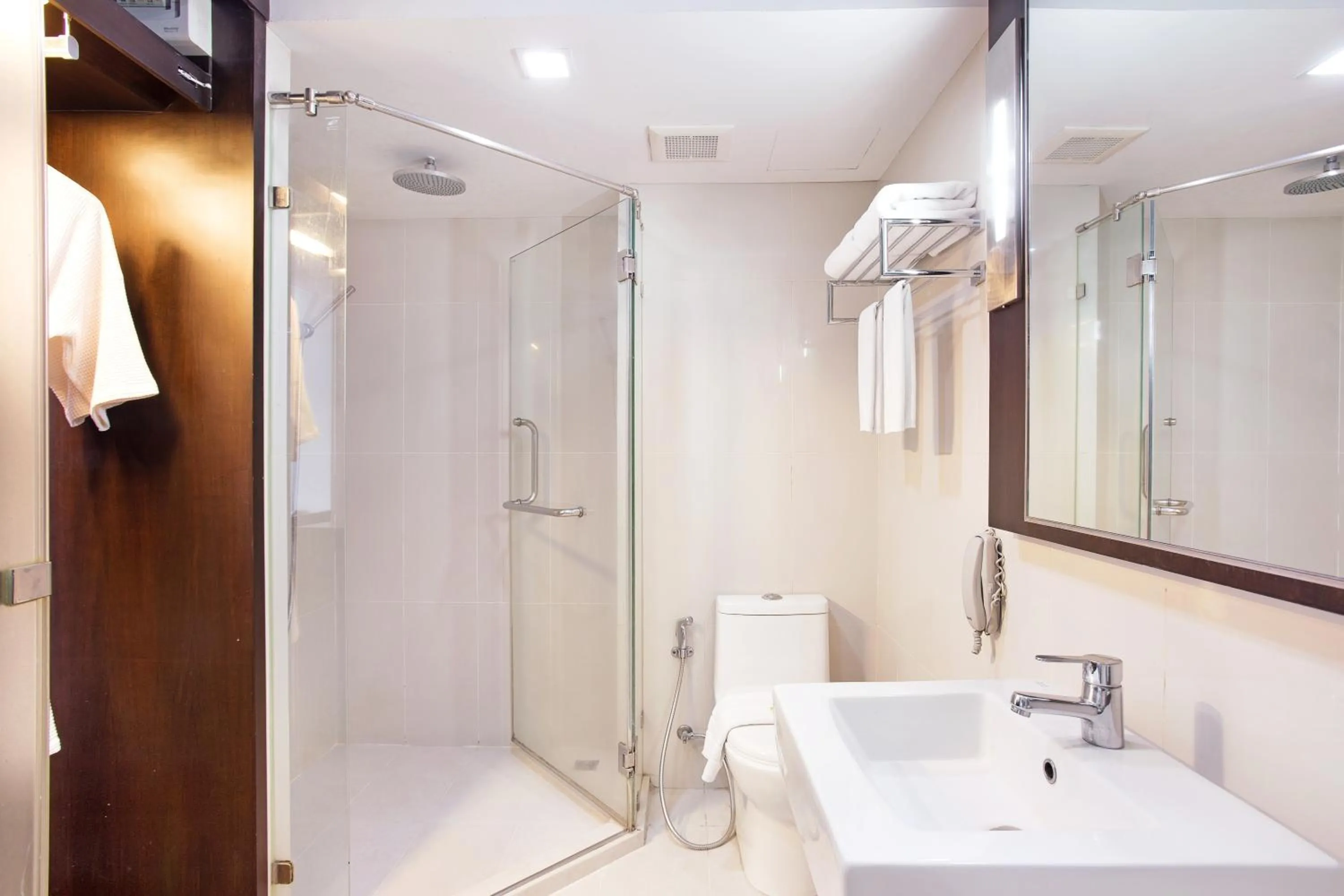 Toilet in Mida Hotel Ngamwongwan - SHA Plus