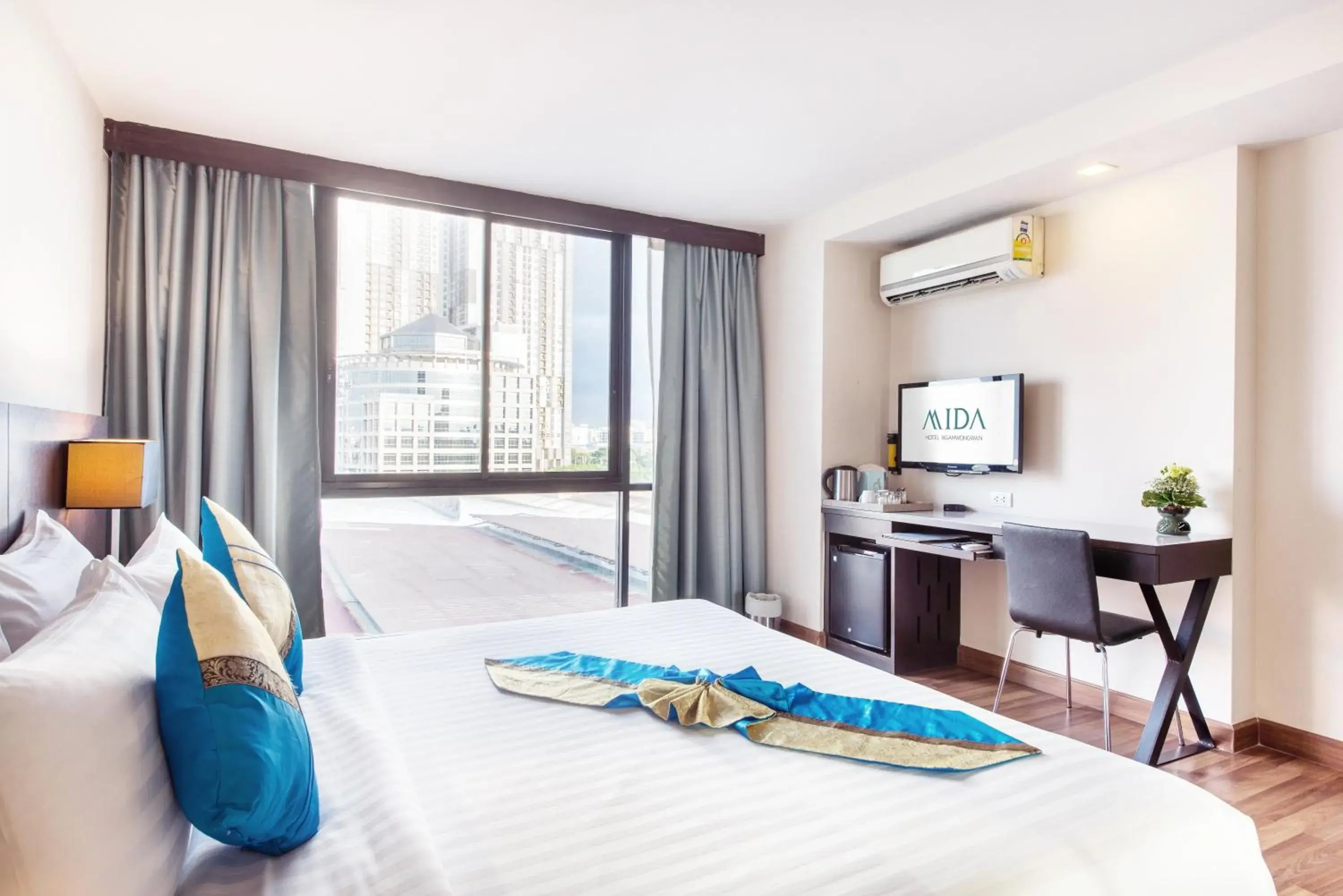 Photo of the whole room, Bed in Mida Hotel Ngamwongwan - SHA Plus Photo of the whole room, Bed in Mida Hotel Ngamwongwan - SHA Plus