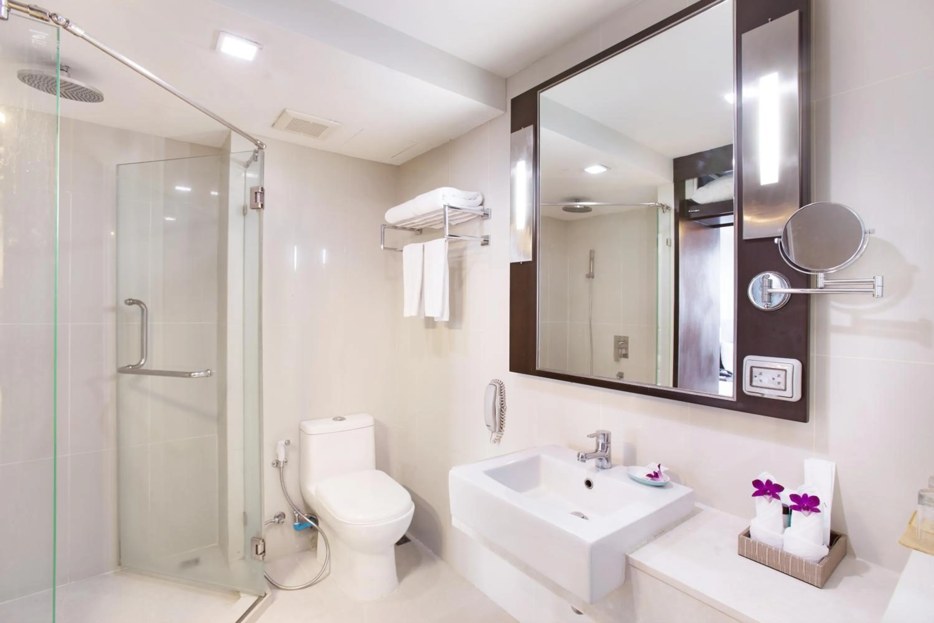 Bathroom in Mida Hotel Ngamwongwan - SHA Plus