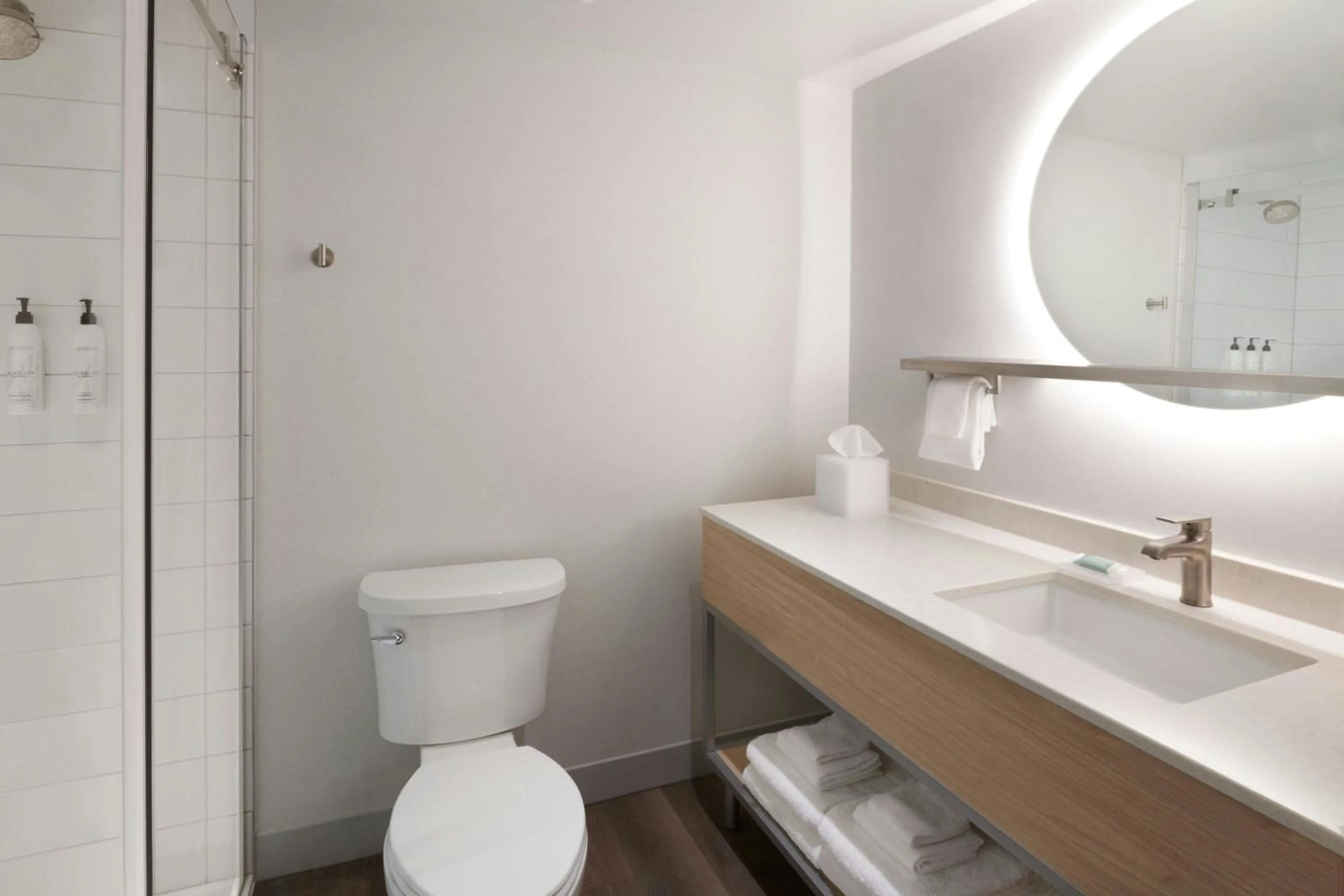 Bathroom in TownePlace Suites by Marriott Niagara Falls Canada