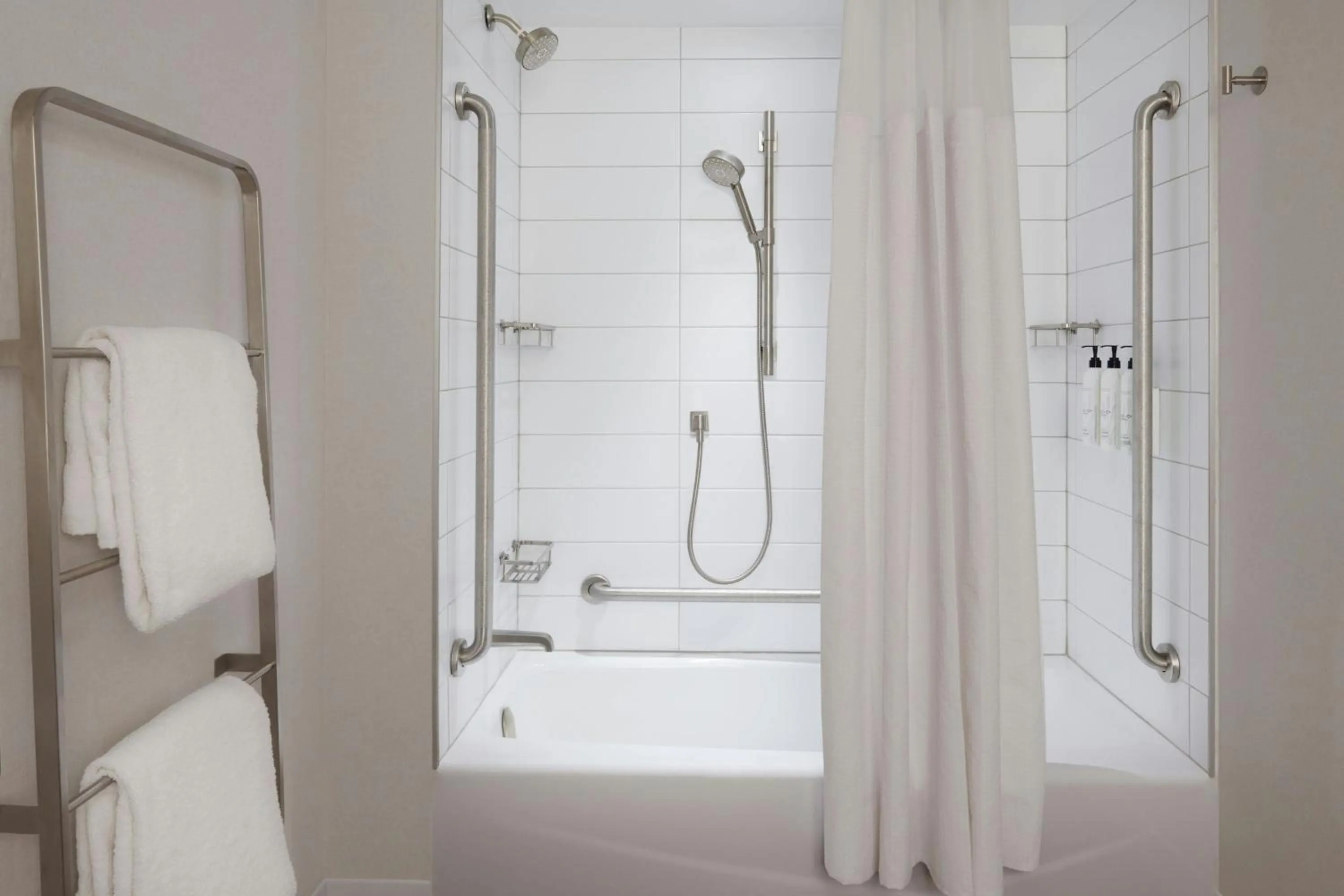 Bathroom in TownePlace Suites by Marriott Niagara Falls Canada