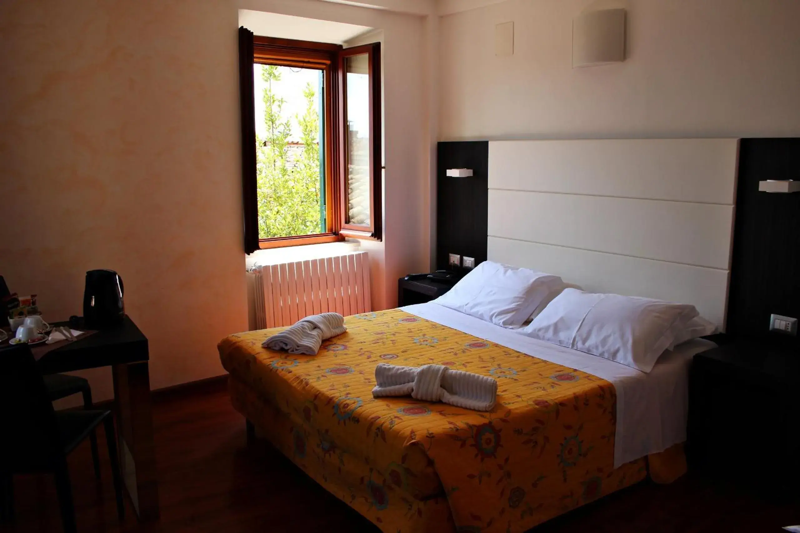 Bedroom, Bed in Primavera Mini Hotel