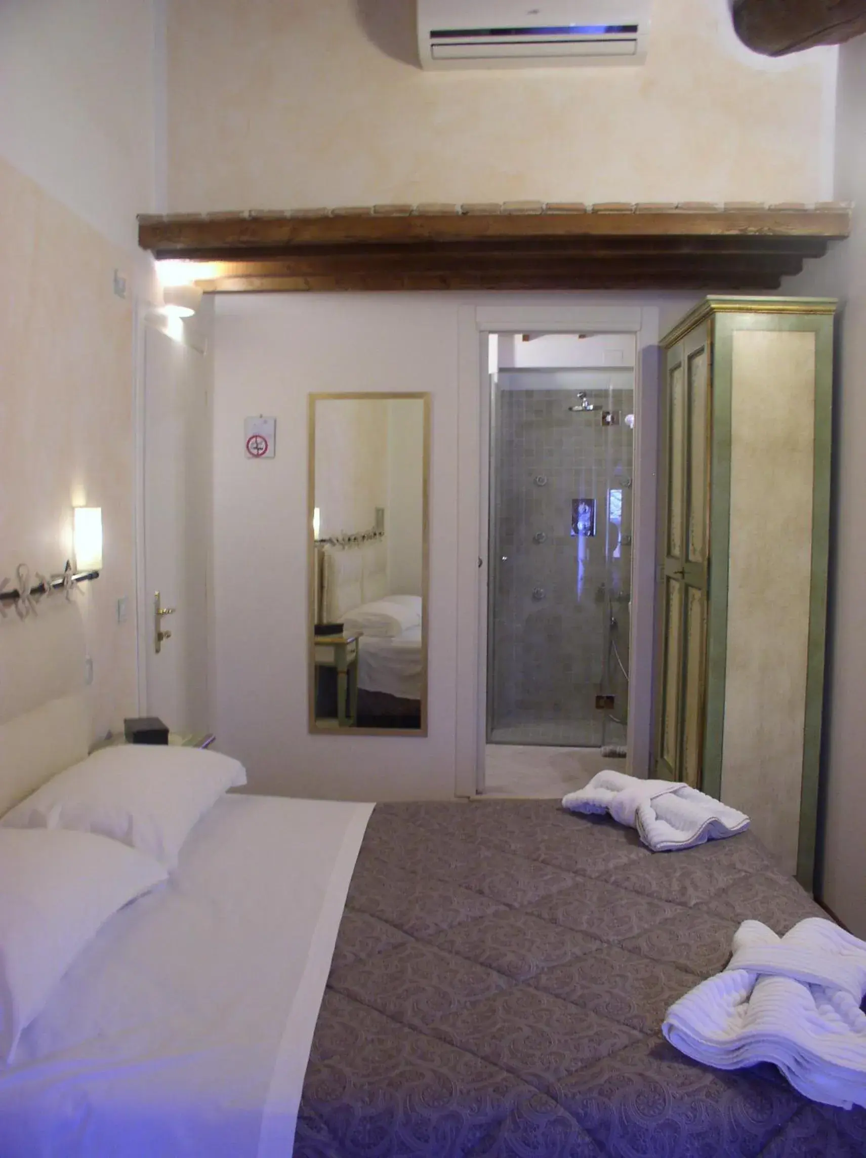 Photo of the whole room, Bed in Primavera Mini Hotel