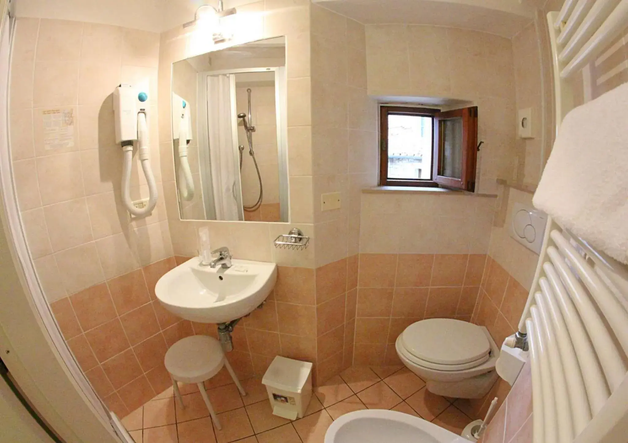 Shower, Bathroom in Primavera Mini Hotel