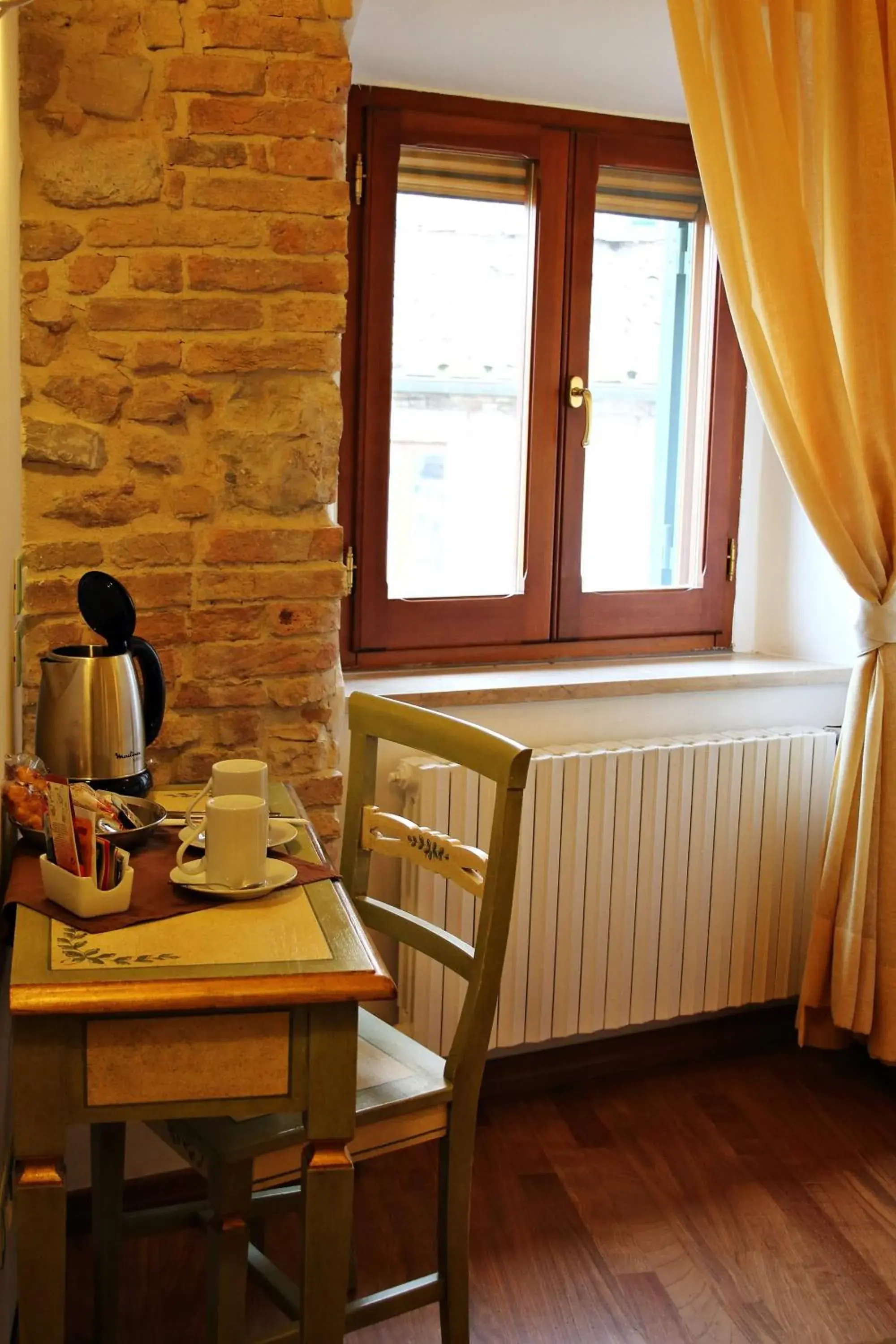 Coffee/tea facilities, Restaurant/Places to Eat in Primavera Mini Hotel