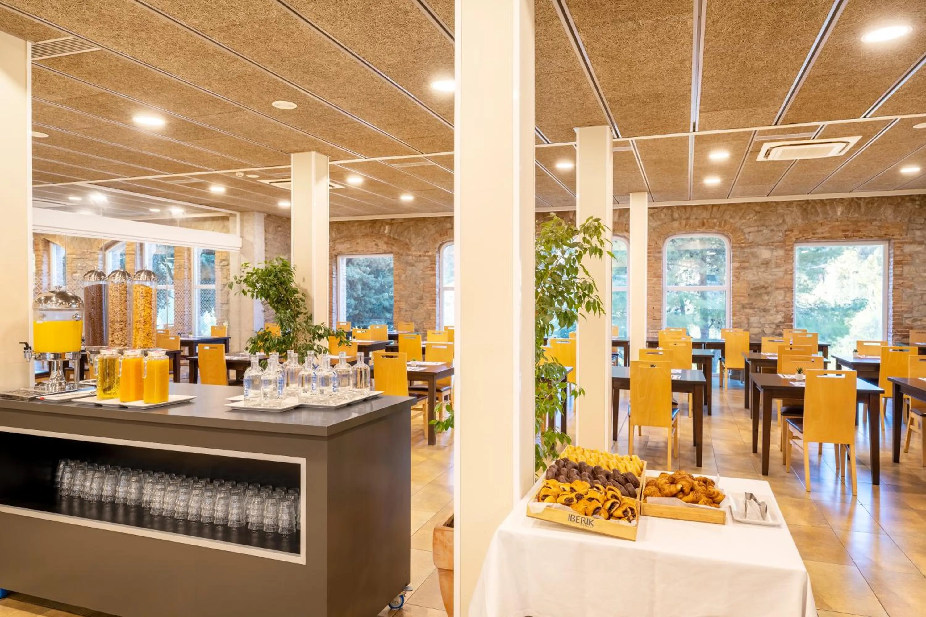Buffet breakfast in Iberik Rocallaura Balneari