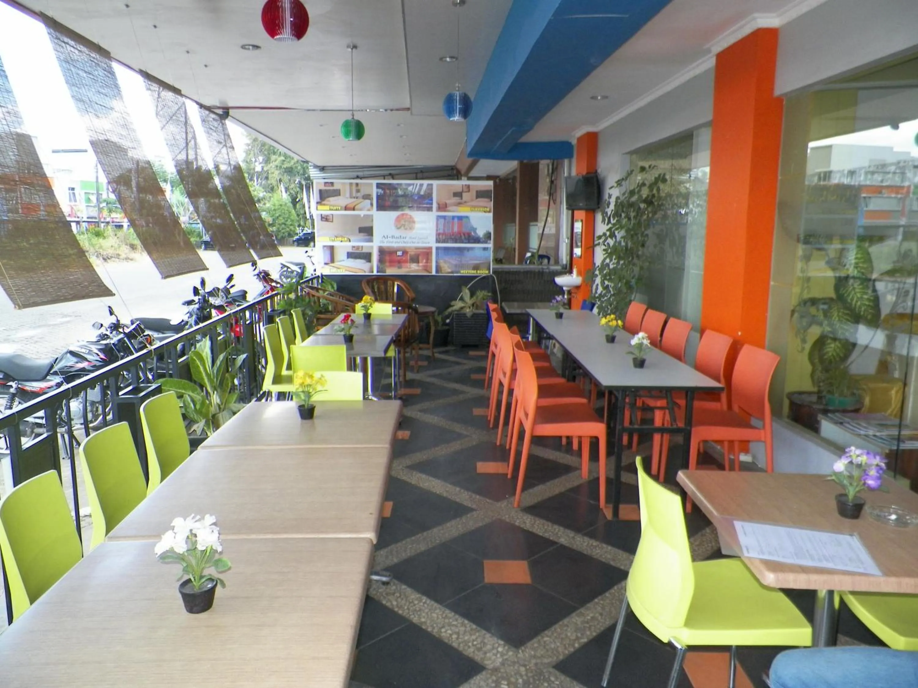 Restaurant/places to eat in Al-Badar Hotel Syariah Makassar