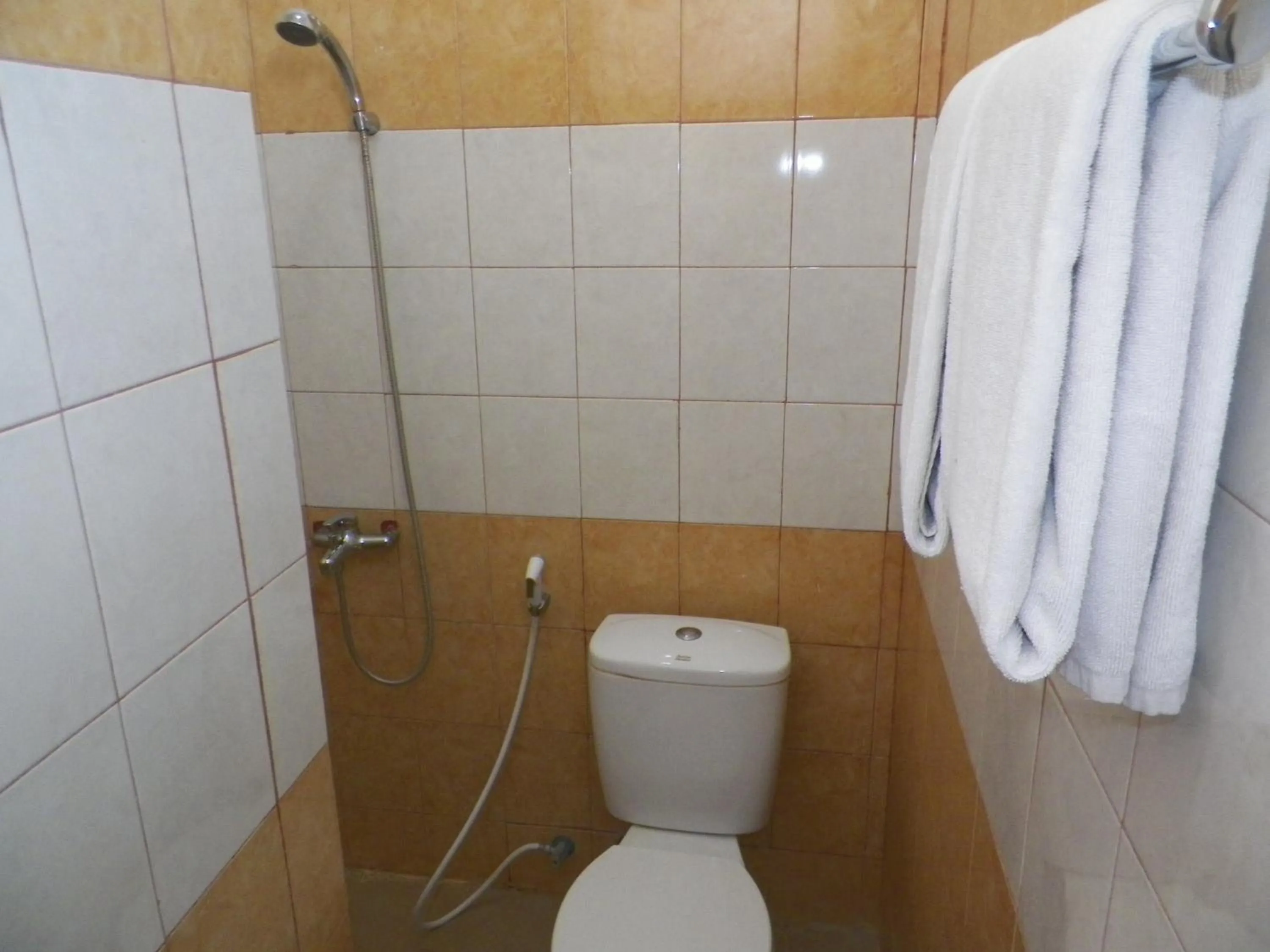 Bathroom in Al-Badar Hotel Syariah Makassar