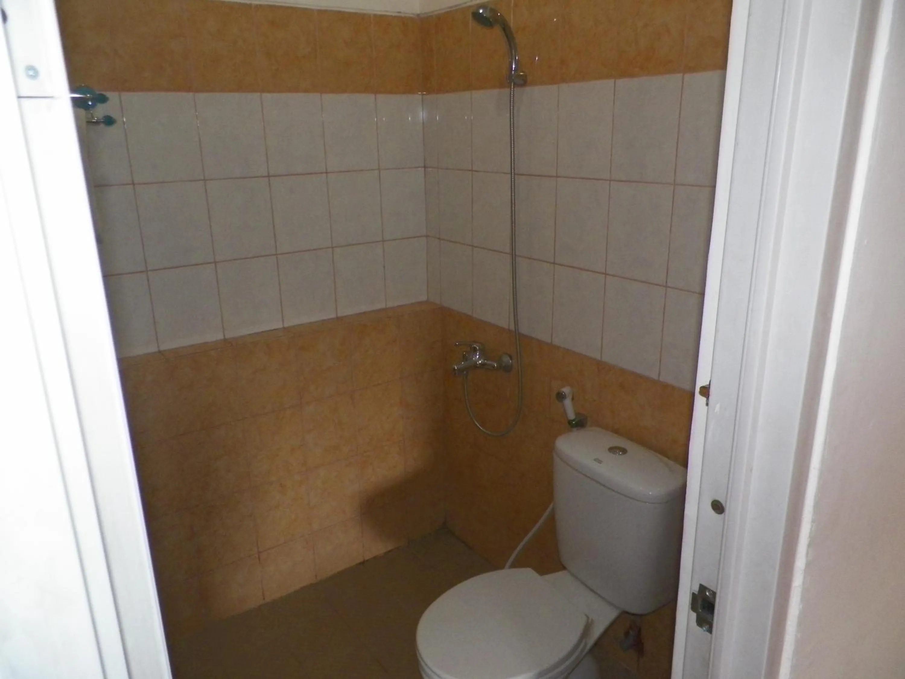 Bathroom in Al-Badar Hotel Syariah Makassar