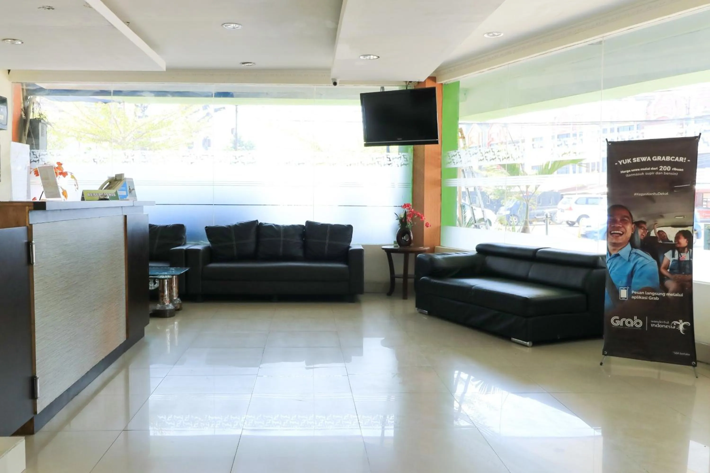 Lobby or reception in Al-Badar Hotel Syariah Makassar
