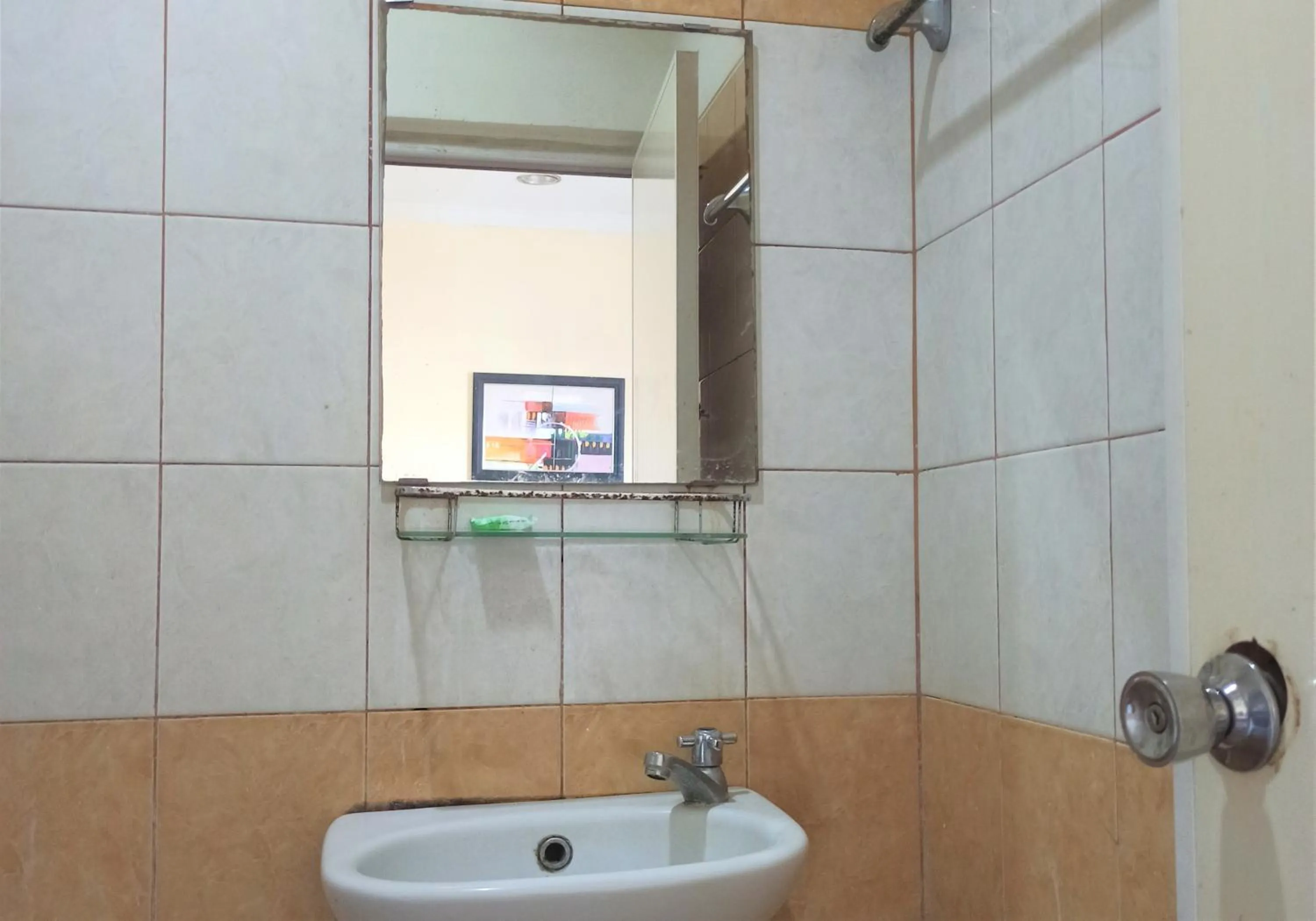 Bathroom in Al-Badar Hotel Syariah Makassar