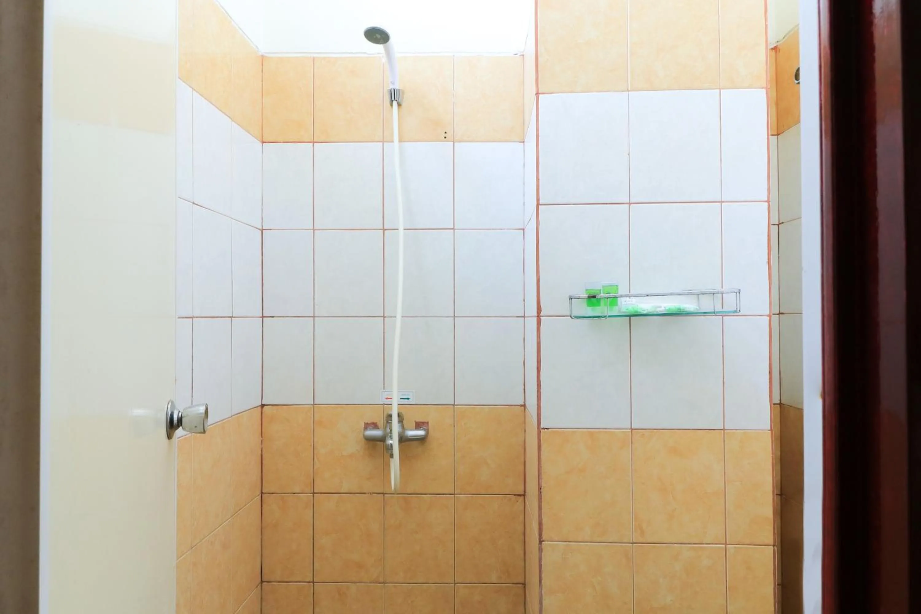 Bathroom in Al-Badar Hotel Syariah Makassar