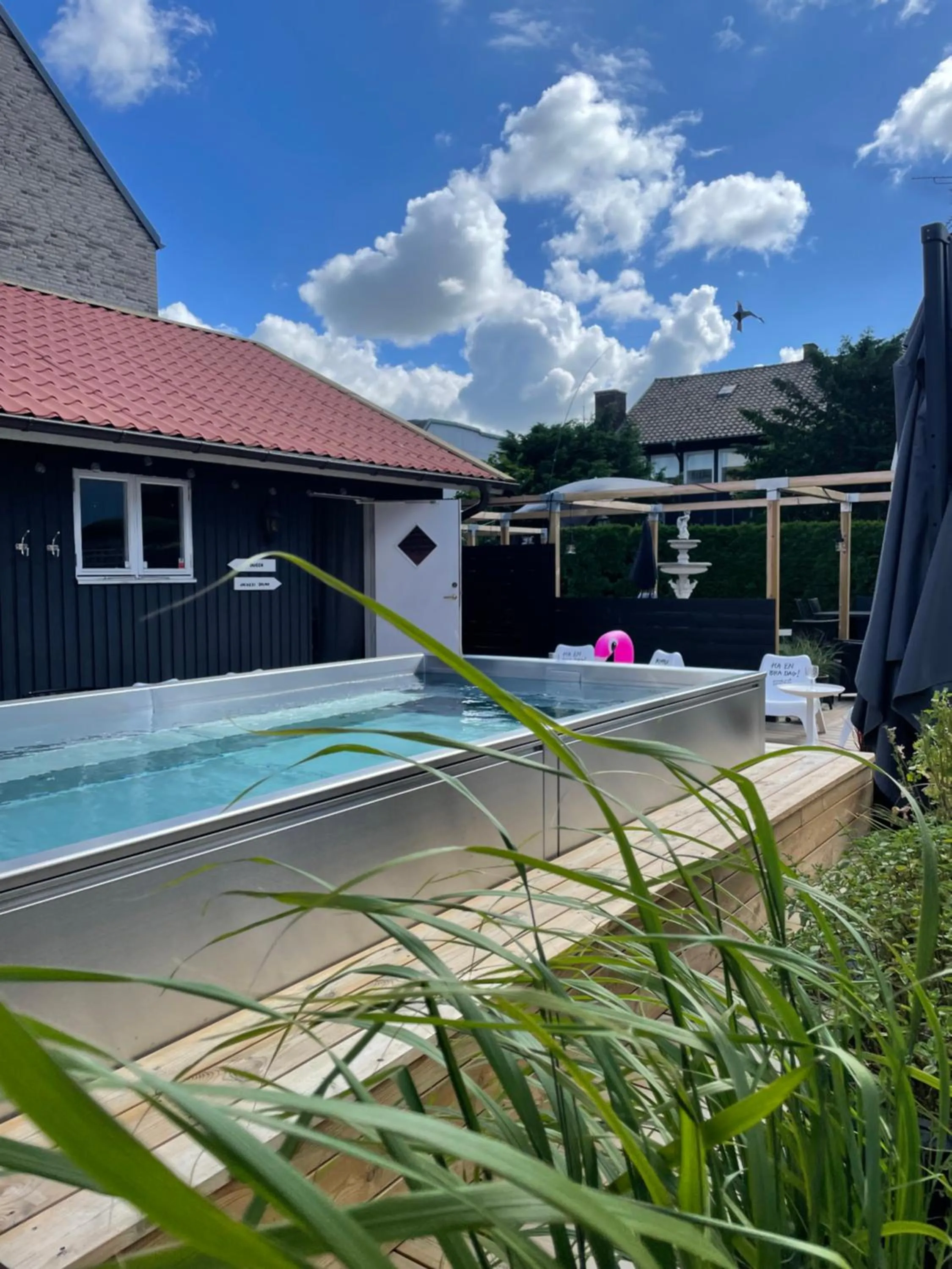 Pool view in Hotell Dannegården